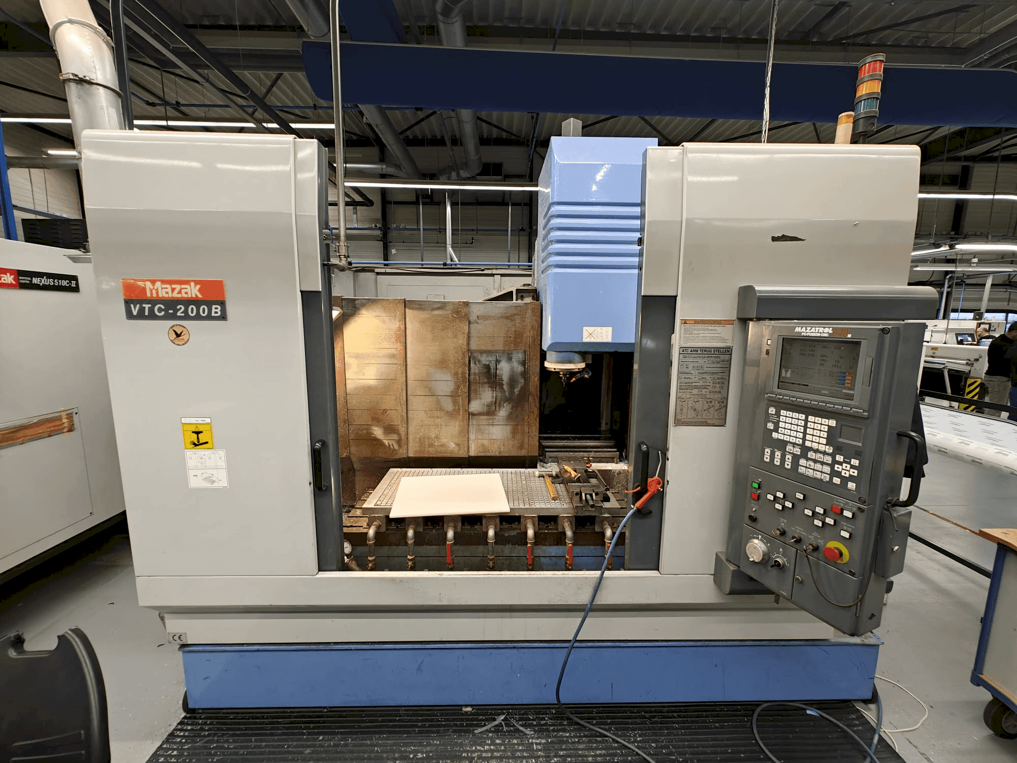 Vista Frontal da Mazak VTC-200B máquina