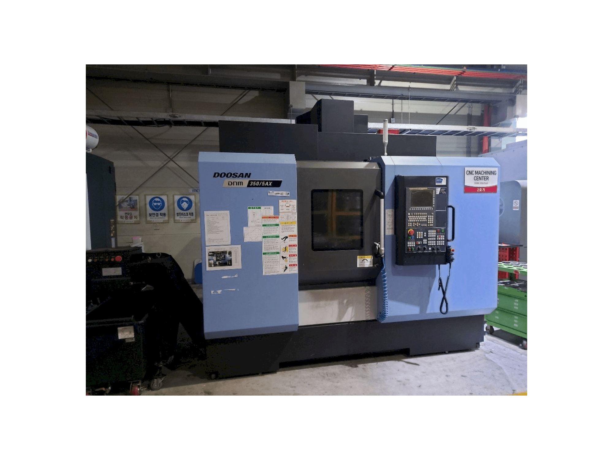 Vista Frontal da Doosan DNM350/5AX máquina