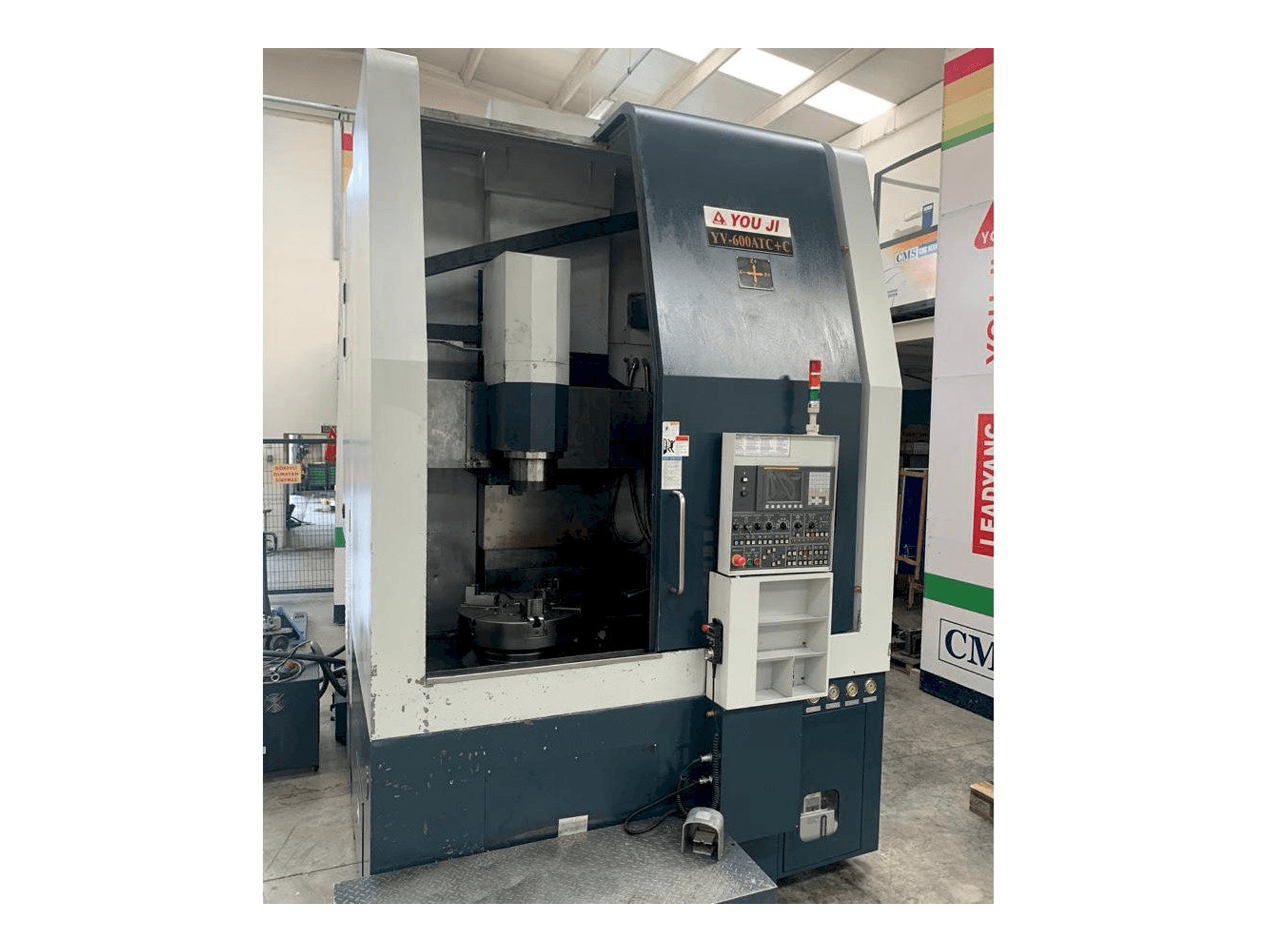 Vista Frontal da YOU JI Yv 600ATC+C máquina