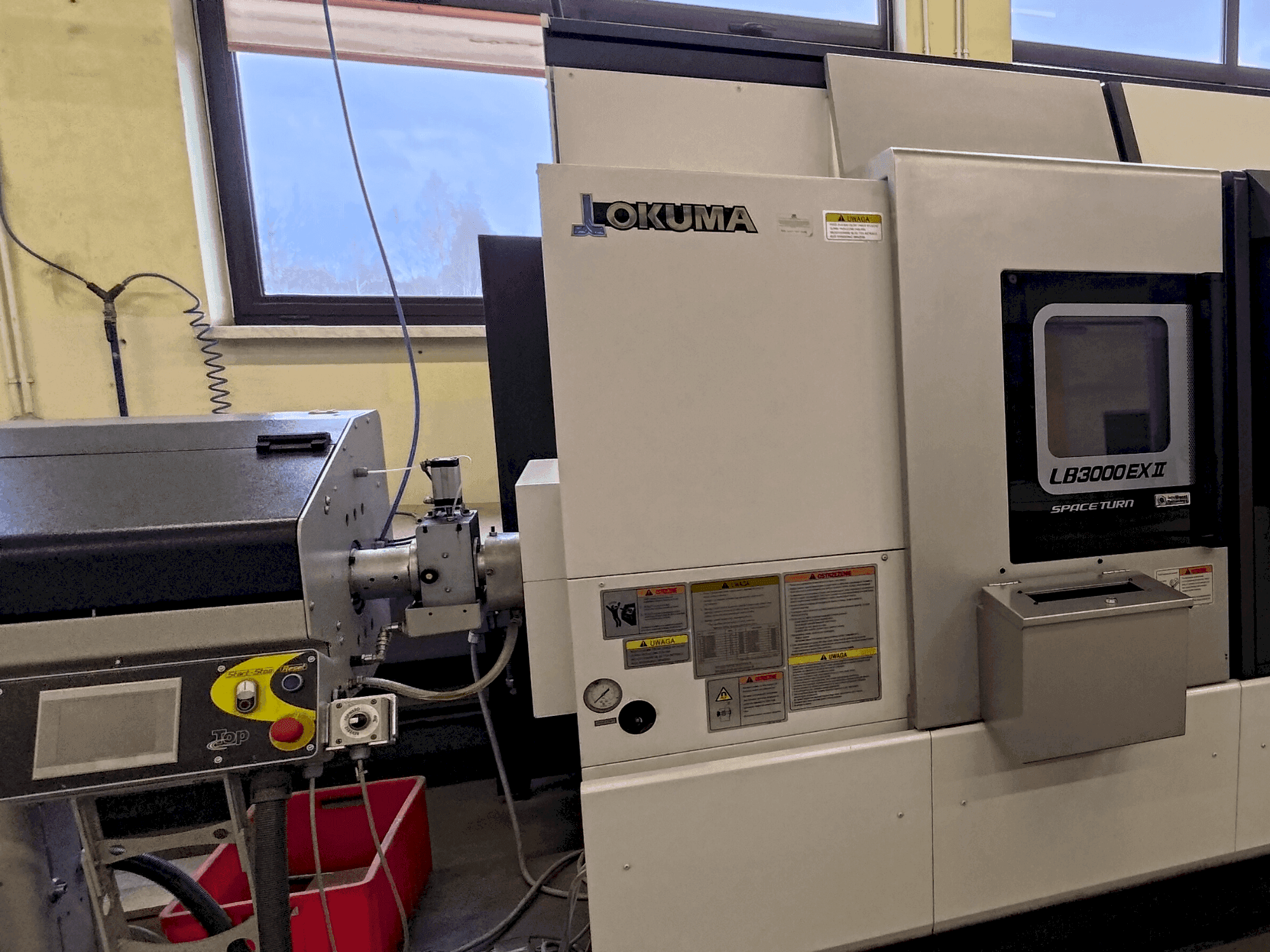 Vista Frontal da Okuma LB 3000 EXII MYW 450 máquina