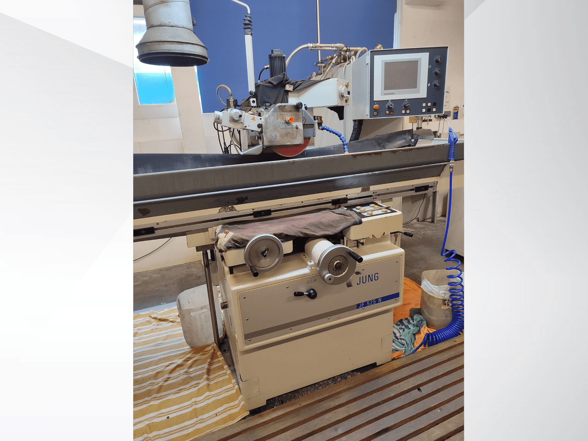 Rectificadora de superfícies JUNG JF 525 N, vista frontal mostrando a mó, painel de controlo e detalhes da base.