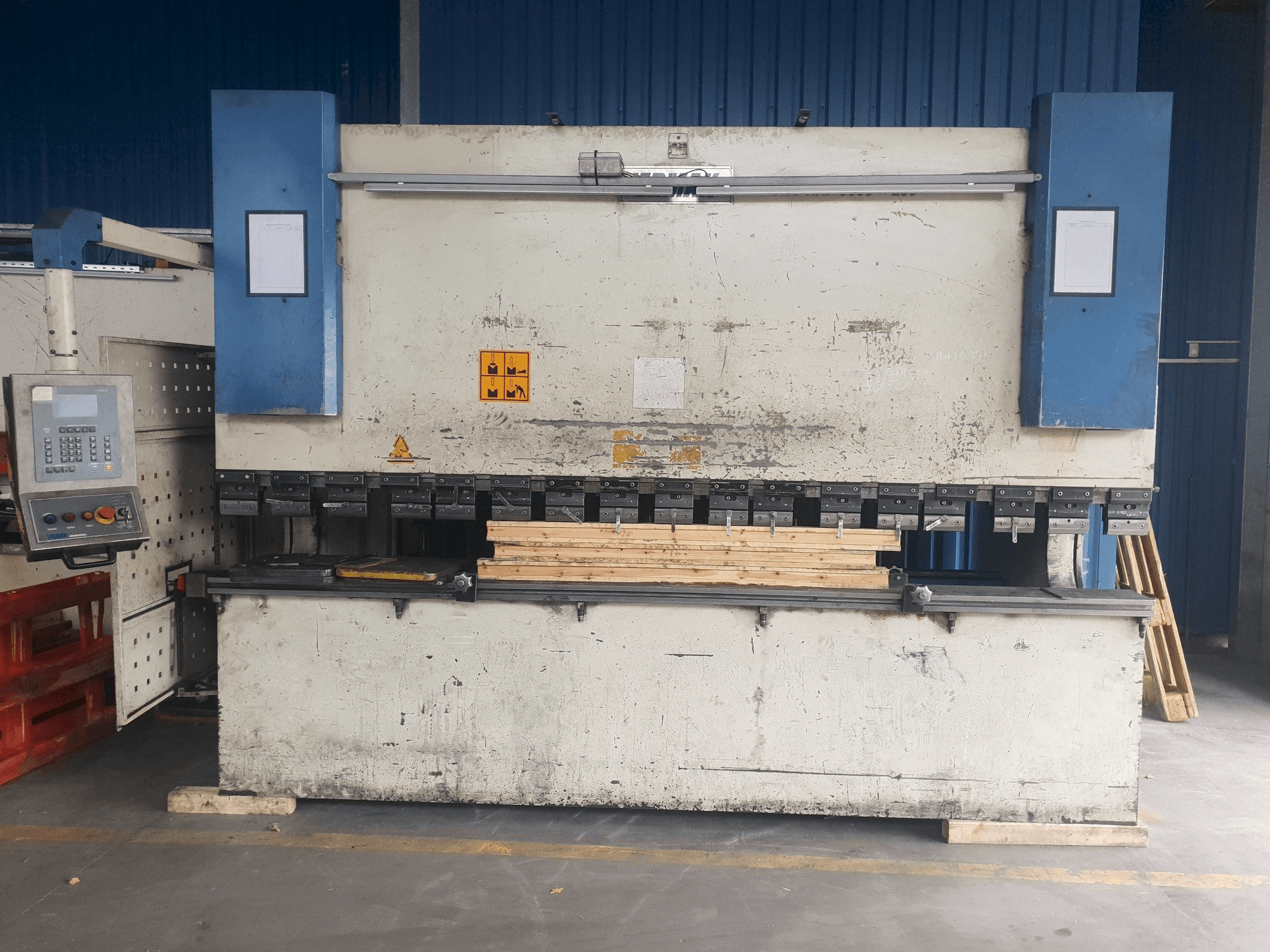 Vista Frontal da ERMAK CNCHAP 3600x200 máquina