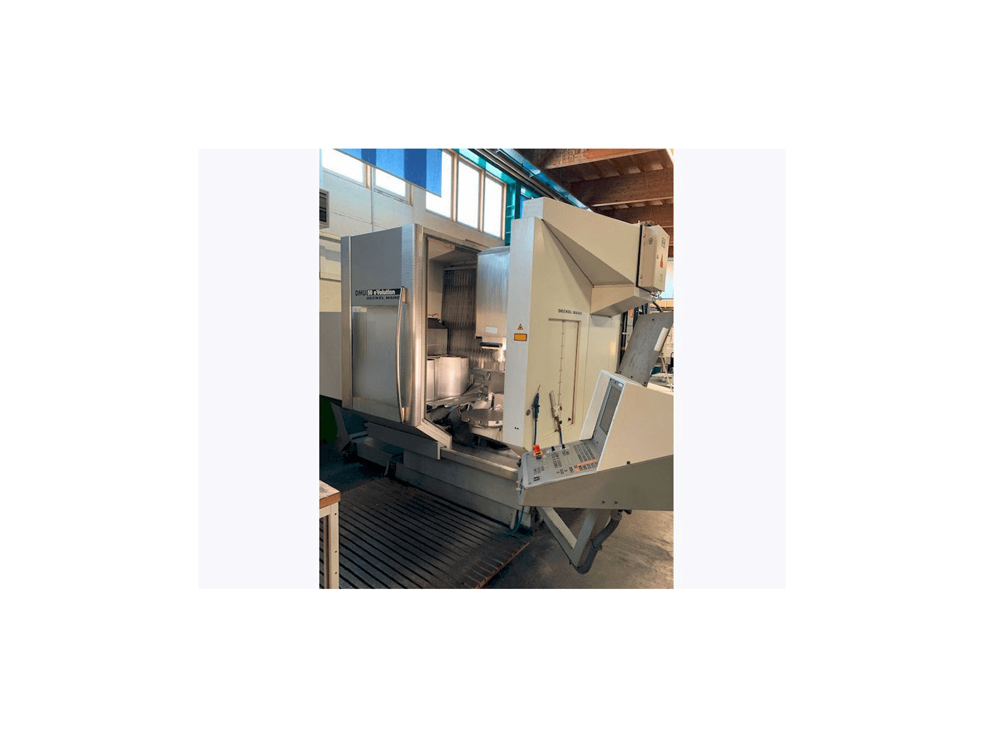Vista Frontal da DECKEL MAHO DMU 50 eVolution máquina