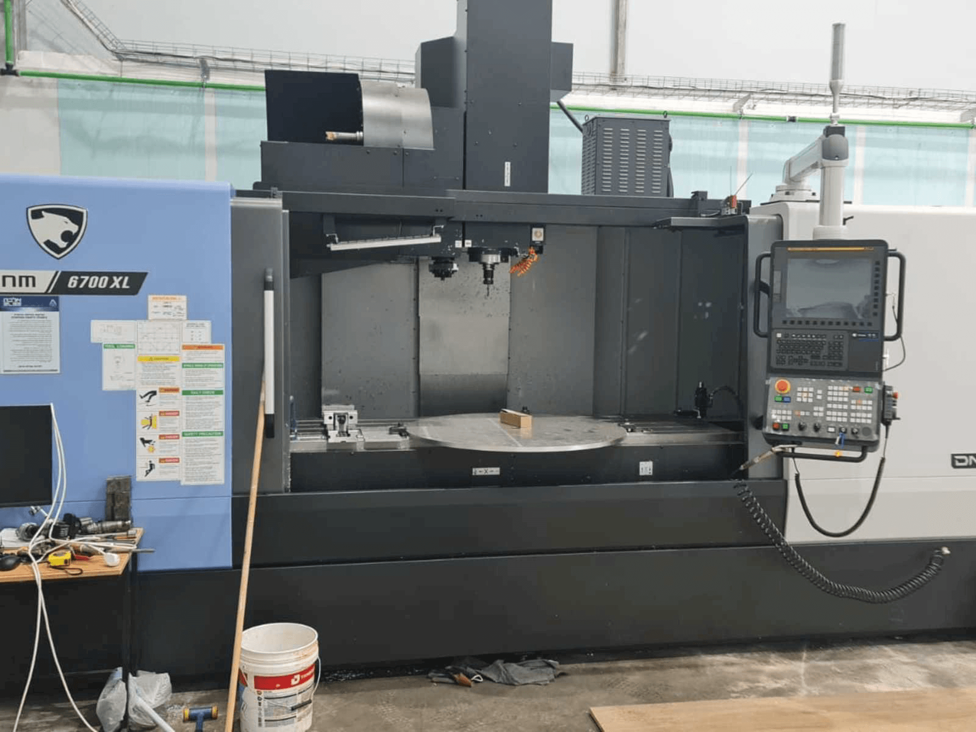 Vista Frontal da Doosan DNM 6700 XL máquina