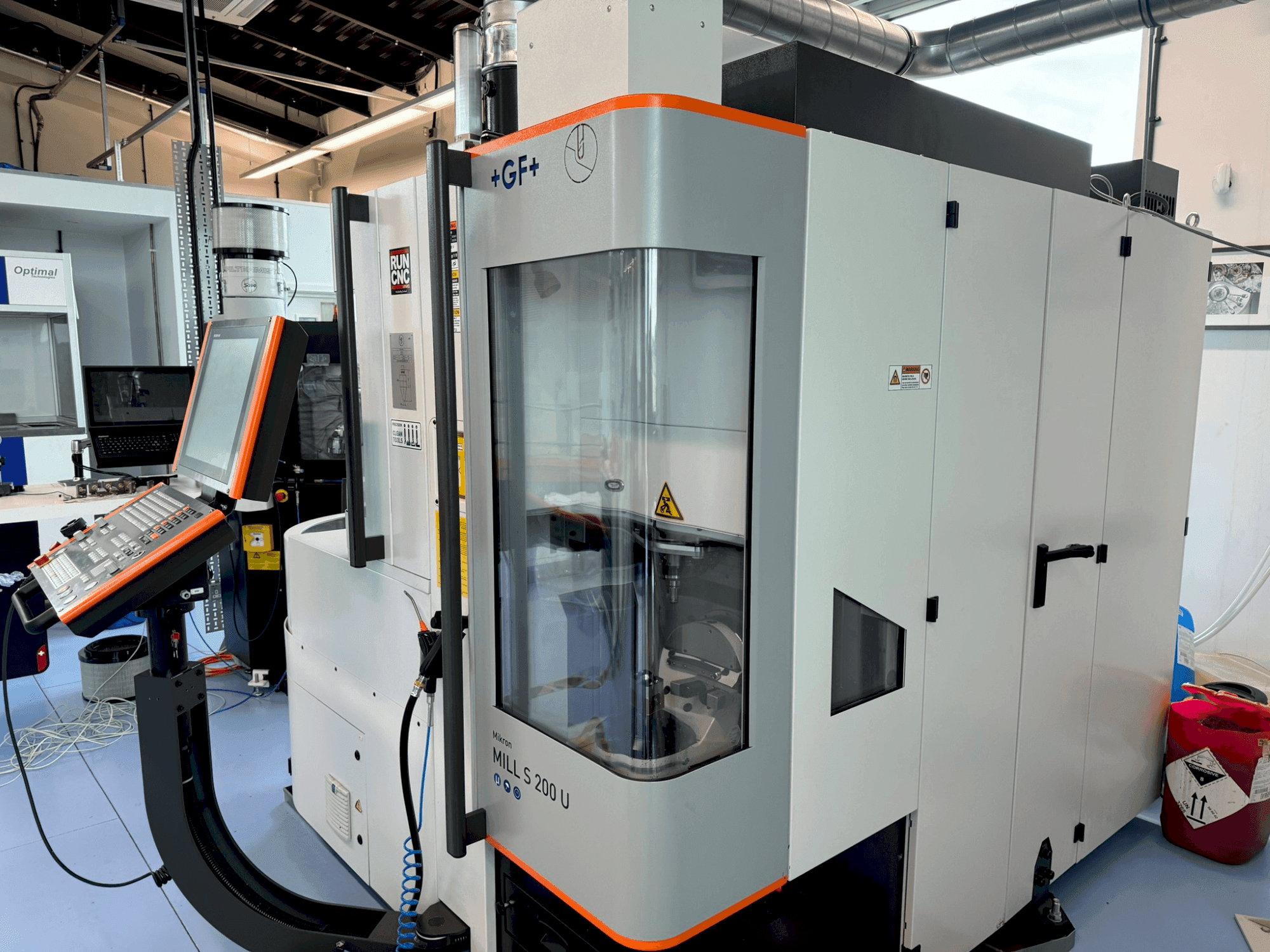 Vista Frontal da +GF+ Mikron Mill S 200U máquina