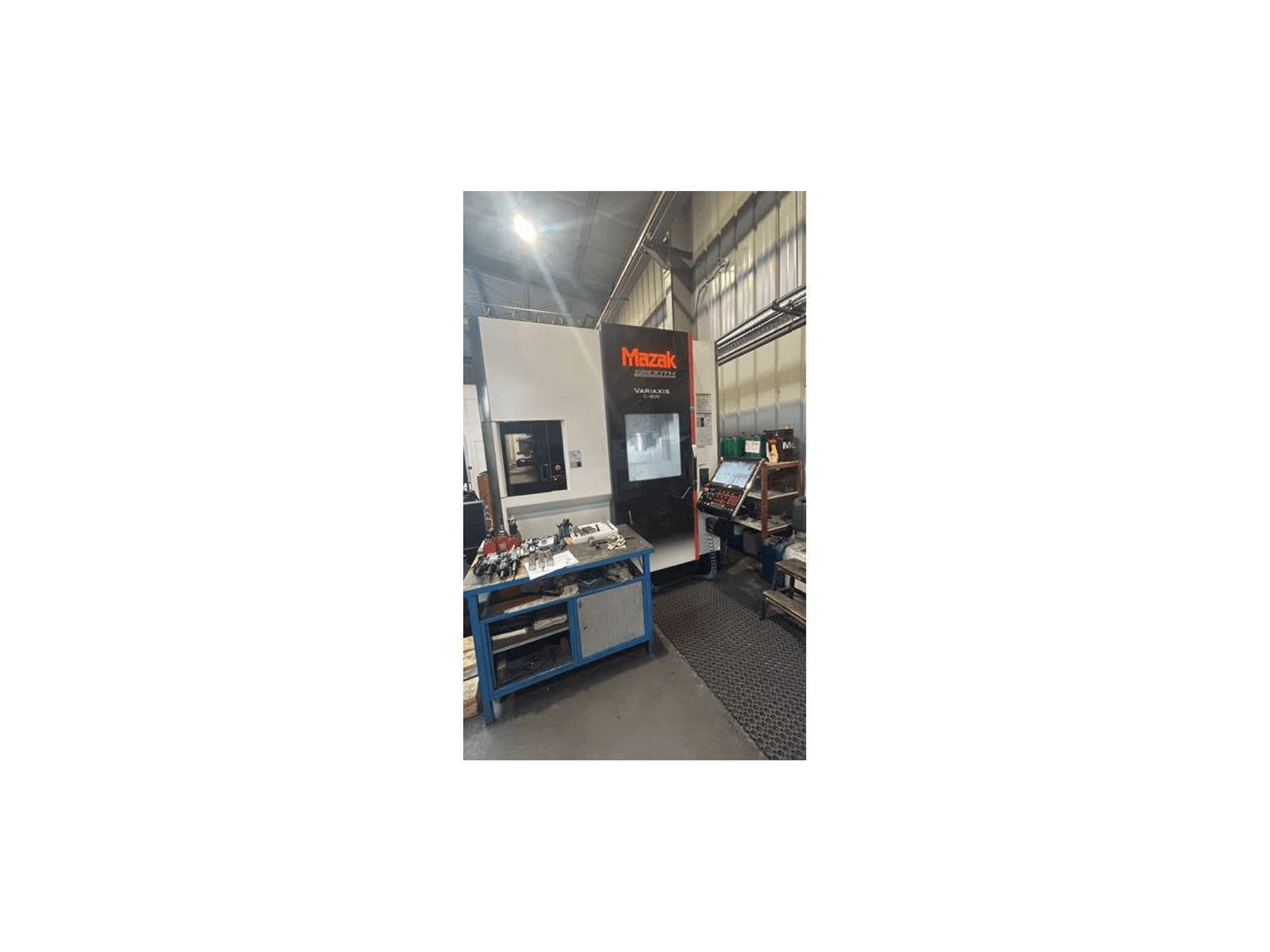 Vista Frontal da Mazak Variaxis C-600 máquina