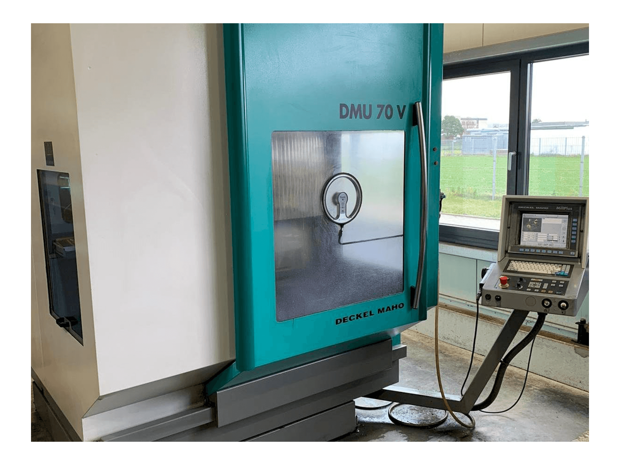 Vista Frontal da DECKEL MAHO DMU 70V máquina