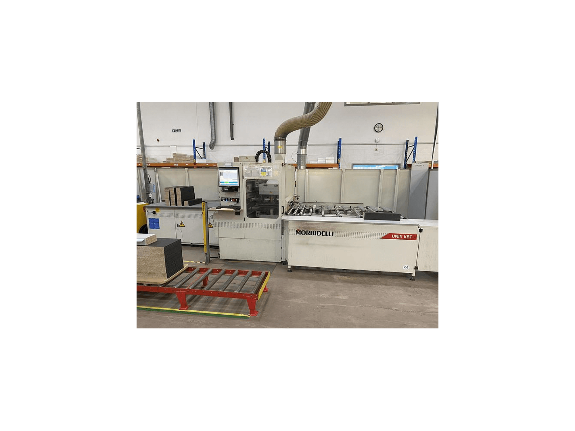 Serra de painel MORbidelli Unix KBT, vista frontal, com painel de controlo visível e placas empilhadas no carrinho adjacente.