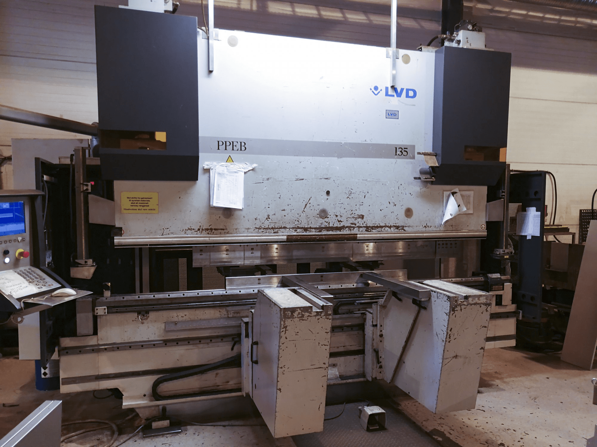 Vista Frontal da LVD PPEB 135/30 máquina