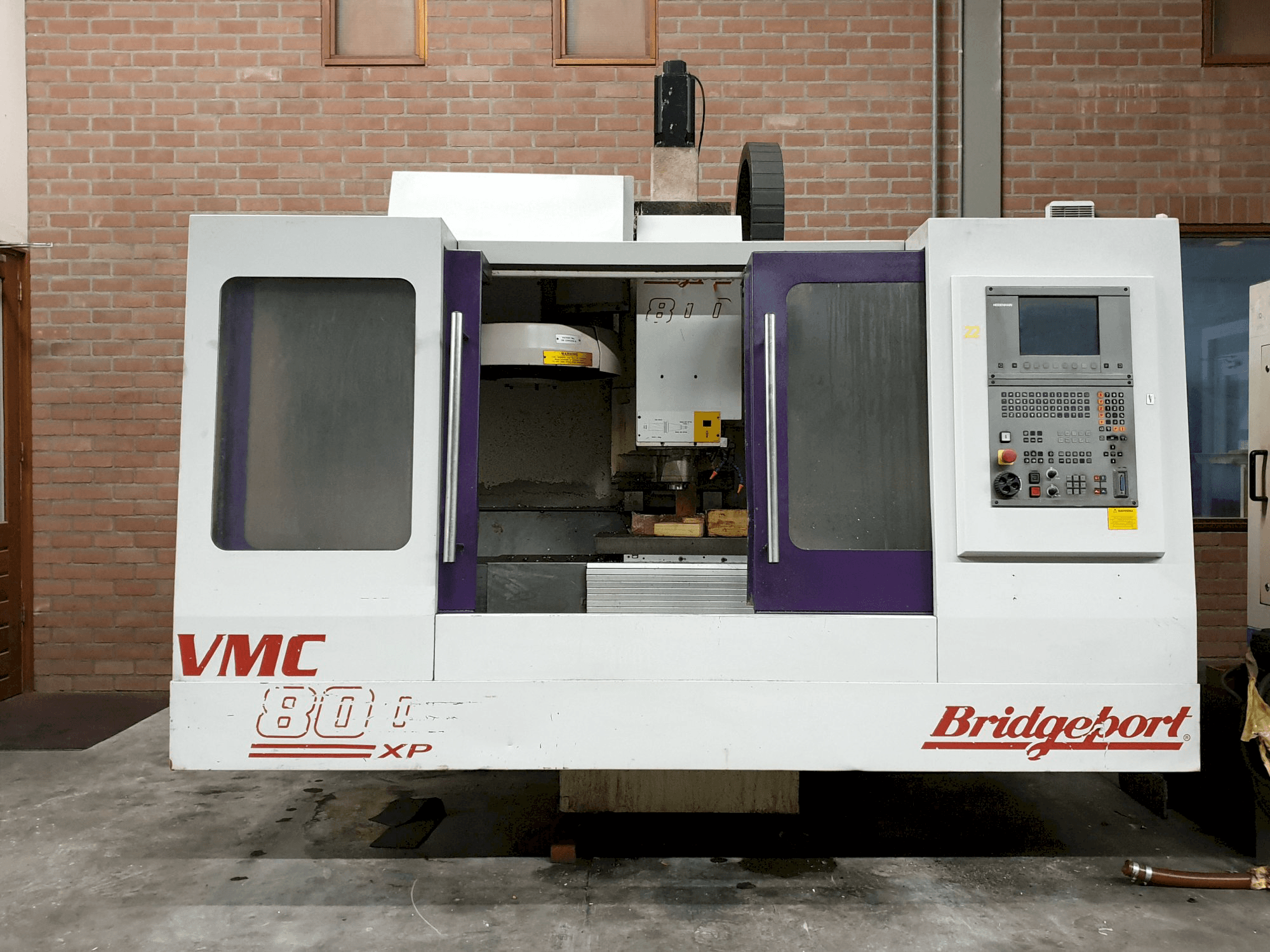 Vista Frontal da Bridgeport VMC 800 22 máquina
