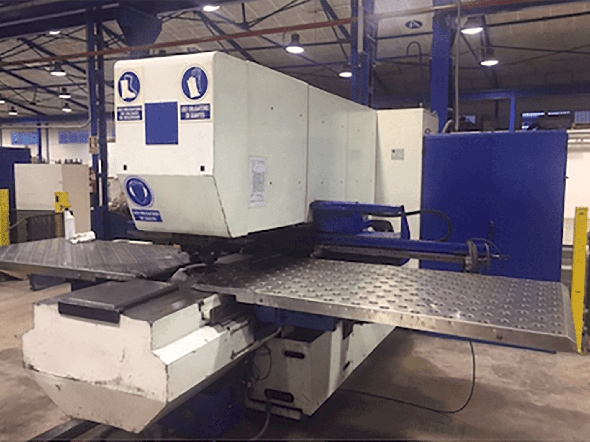 Vista Frontal da Trumpf Trumatic 240R máquina
