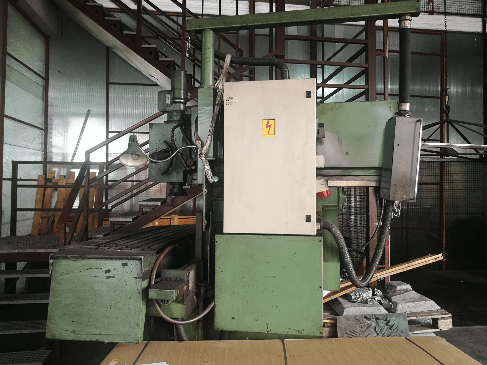 Vista Lateral Direita da Prvomajska GUK 2 máquina