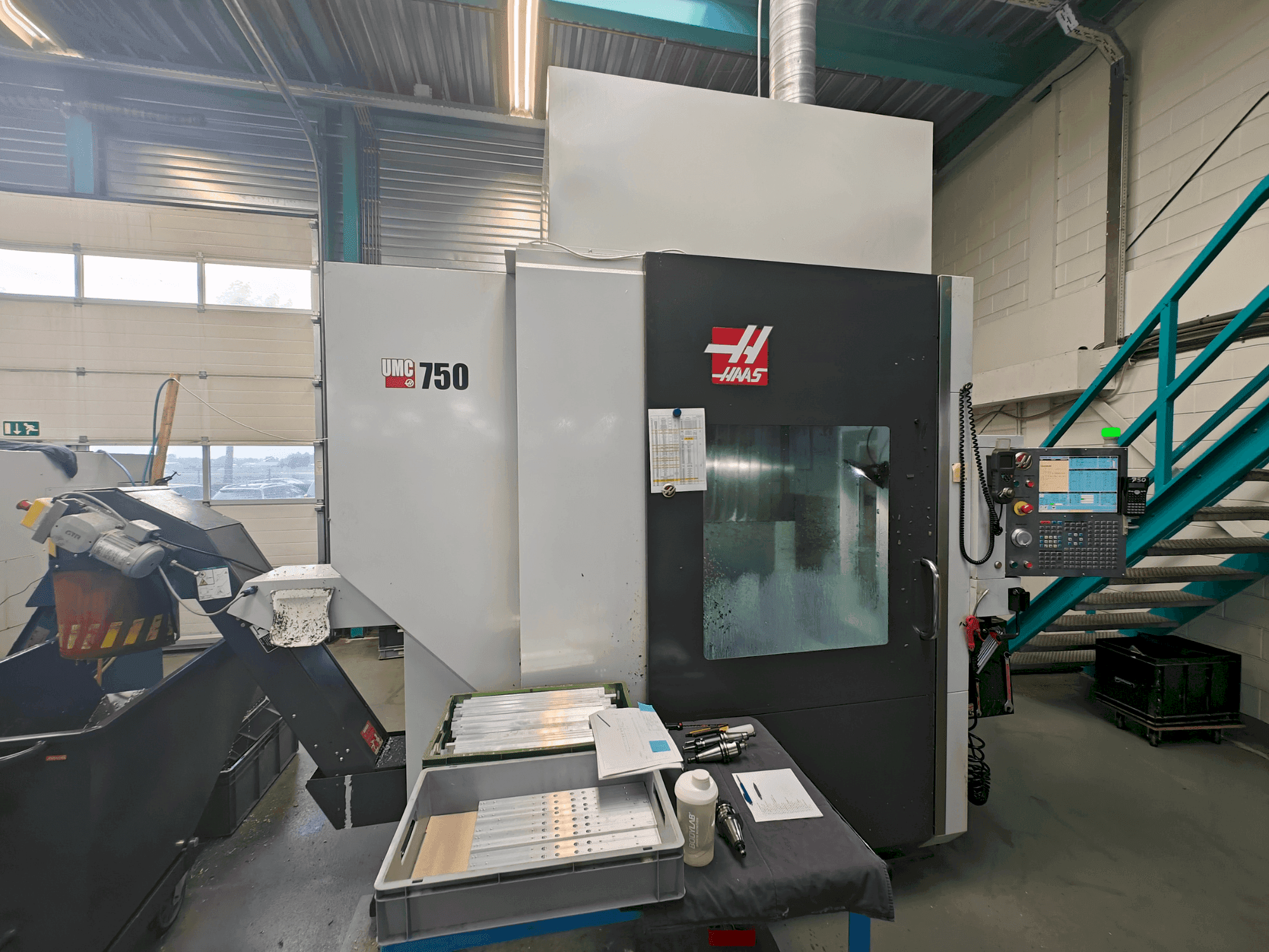 Vista Frontal da HAAS UMC-750 máquina