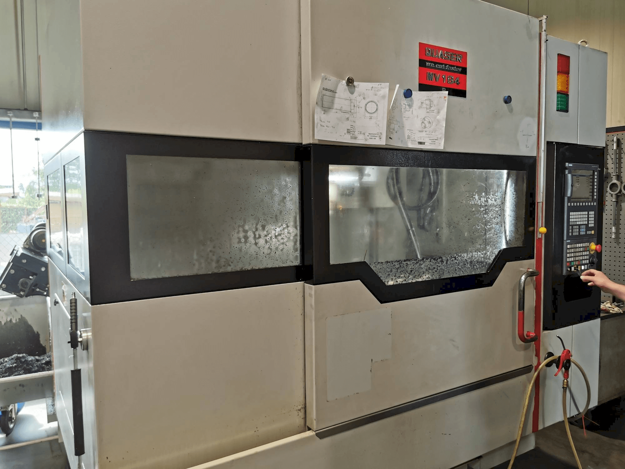 Vista Frontal da Quaser MV154APC/P12 máquina