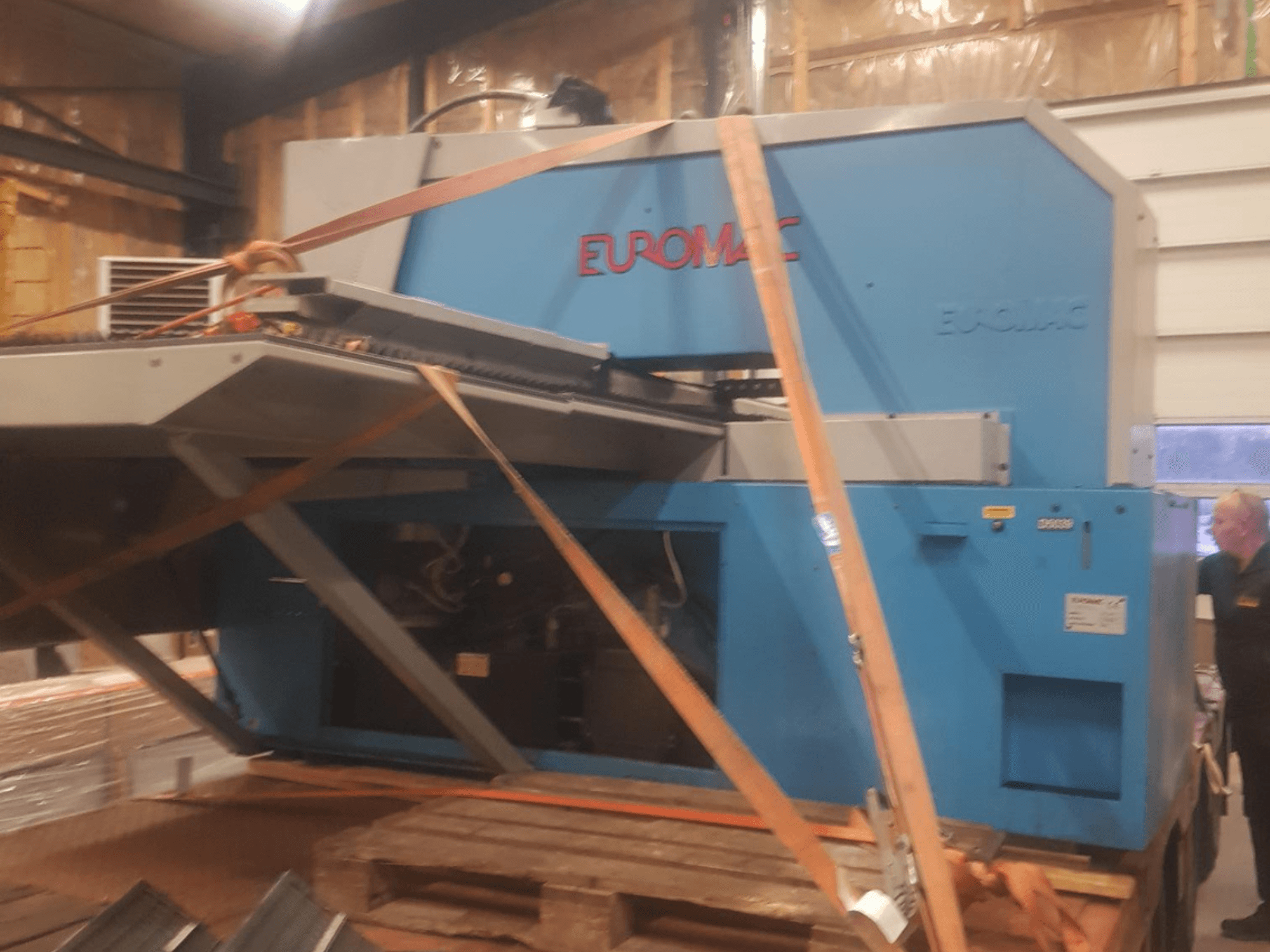 Puncionadora CNC Euromac ZX INDEX vista de lado, fixada com correias, com acabamento azul metálico.