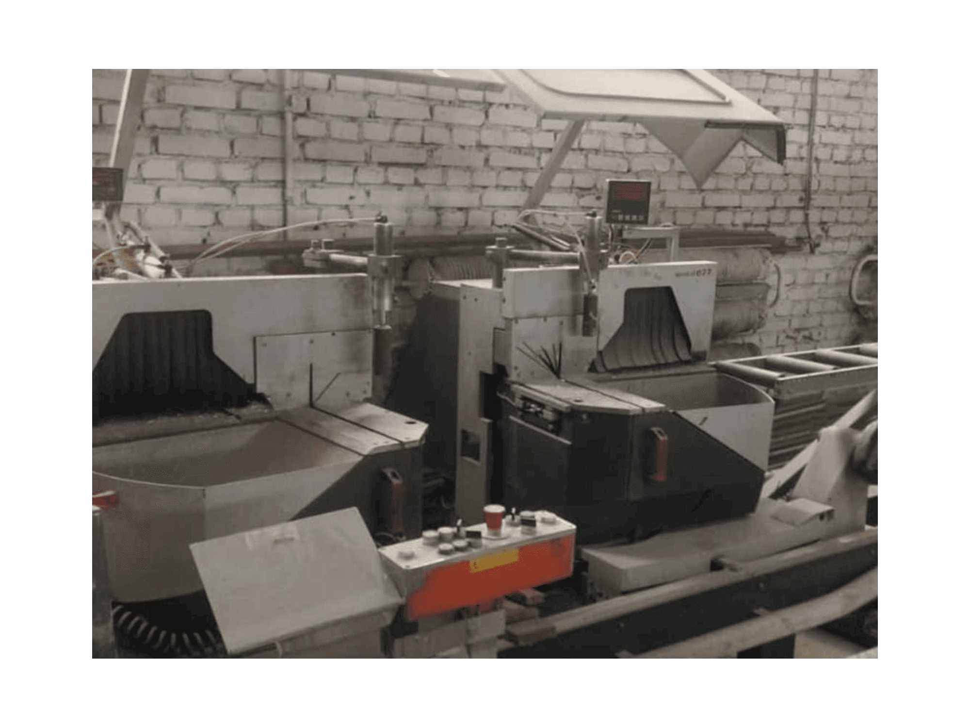 Vista Frontal da Elumatec DG 104/02 + E111 máquina