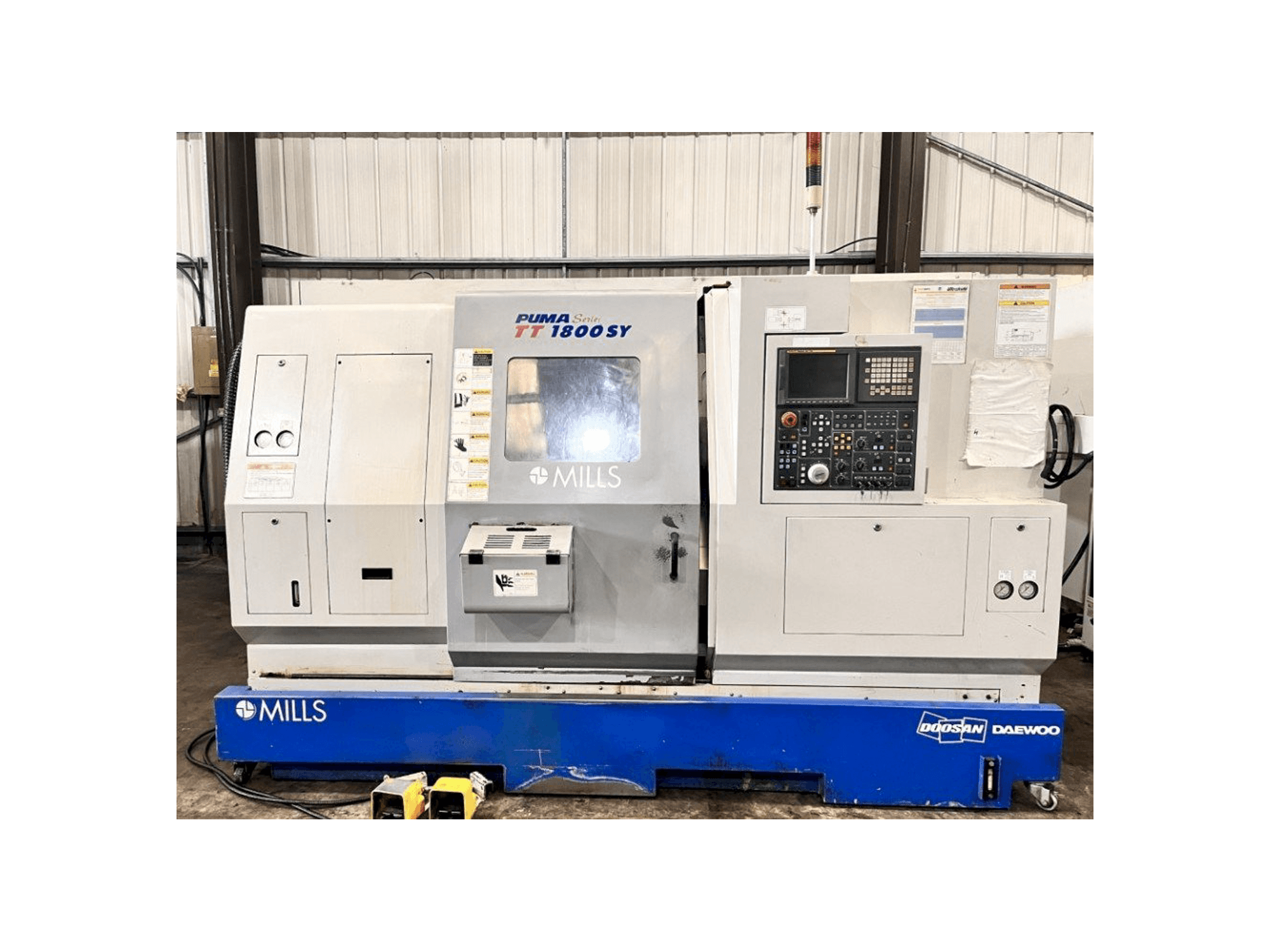 Vista Frontal da Doosan TT1800SY máquina