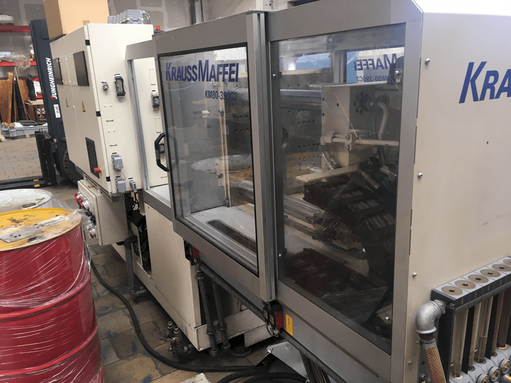 Vista Direita da Krauss Maffei 80/390 C2 máquina