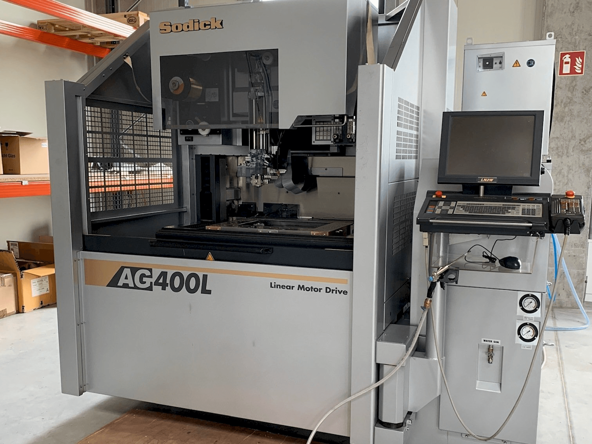 Vista Frontal da Sodick AG400L máquina