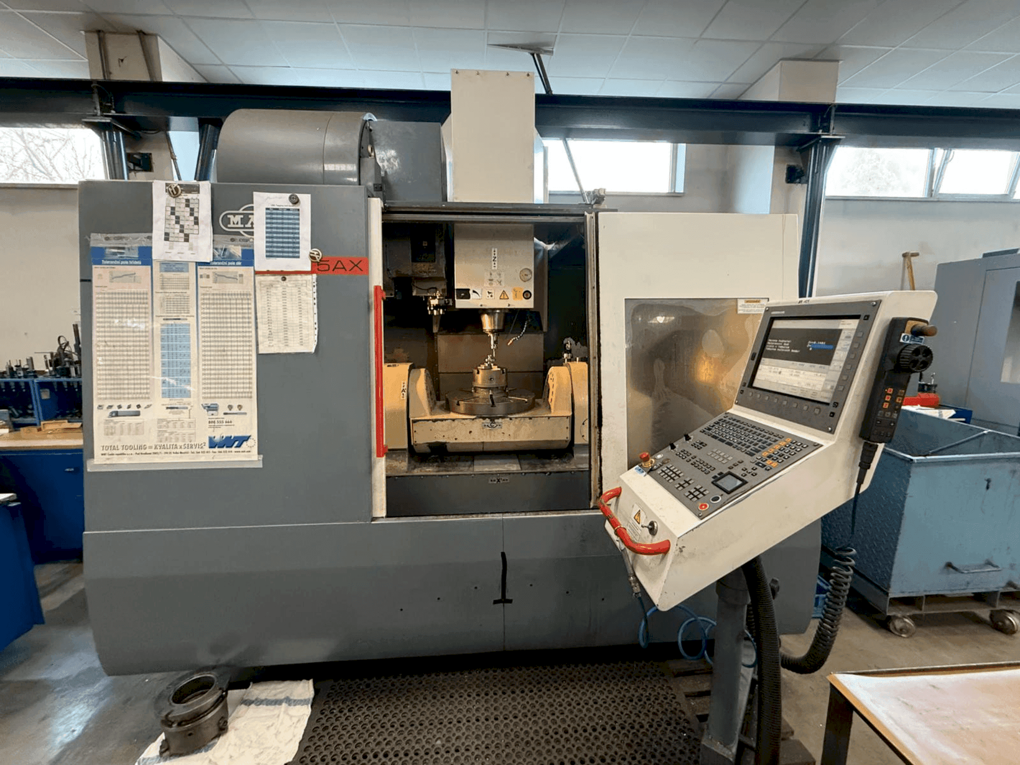 Vista Frontal da KOVOSVIT MAS MCV 1000 Speed 5AX máquina