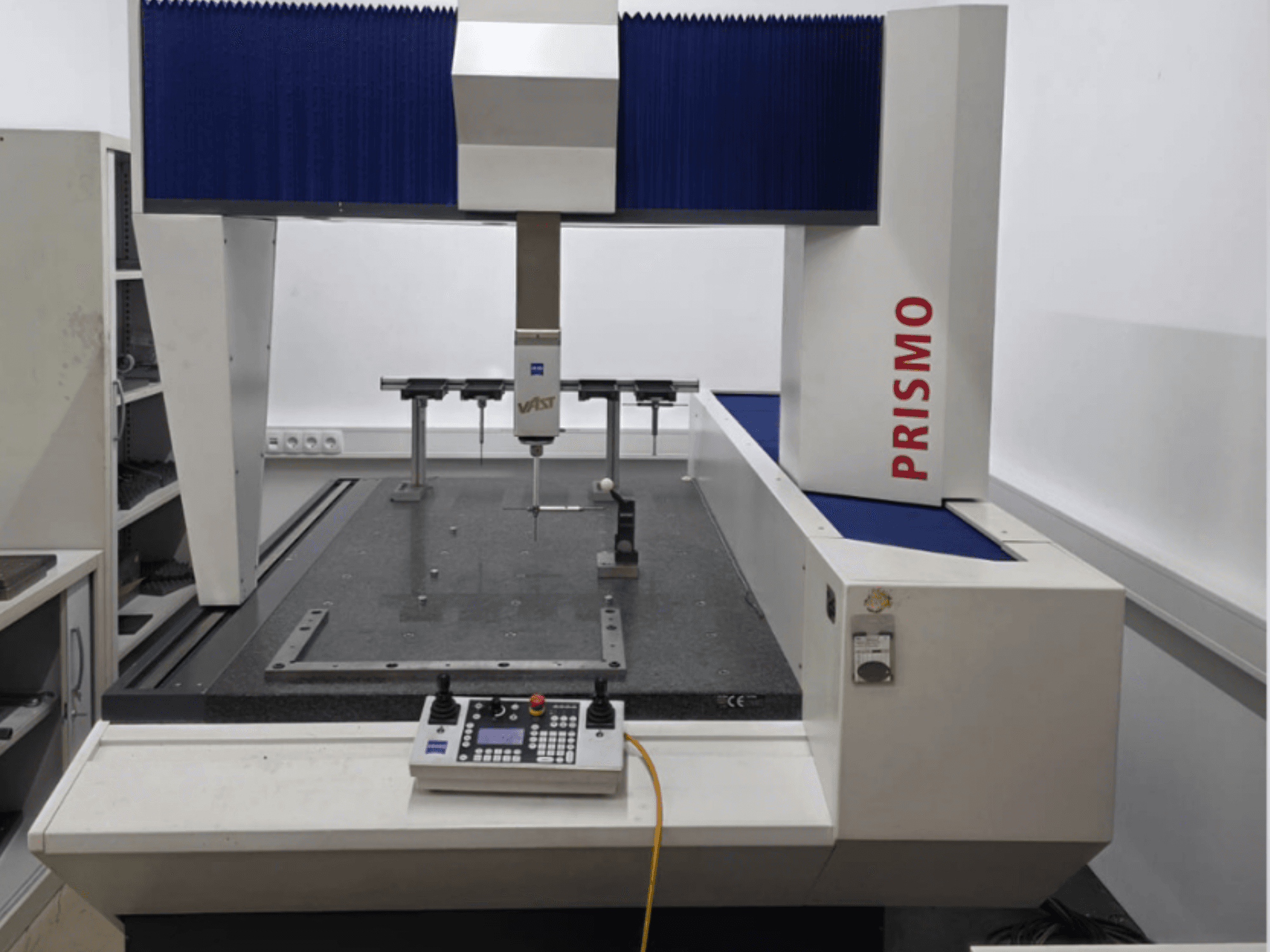 Máquina de medição por coordenadas ZEISS PRISMO 700 em vista frontal, com uma sonda e um painel de controlo sobre uma base de granito.