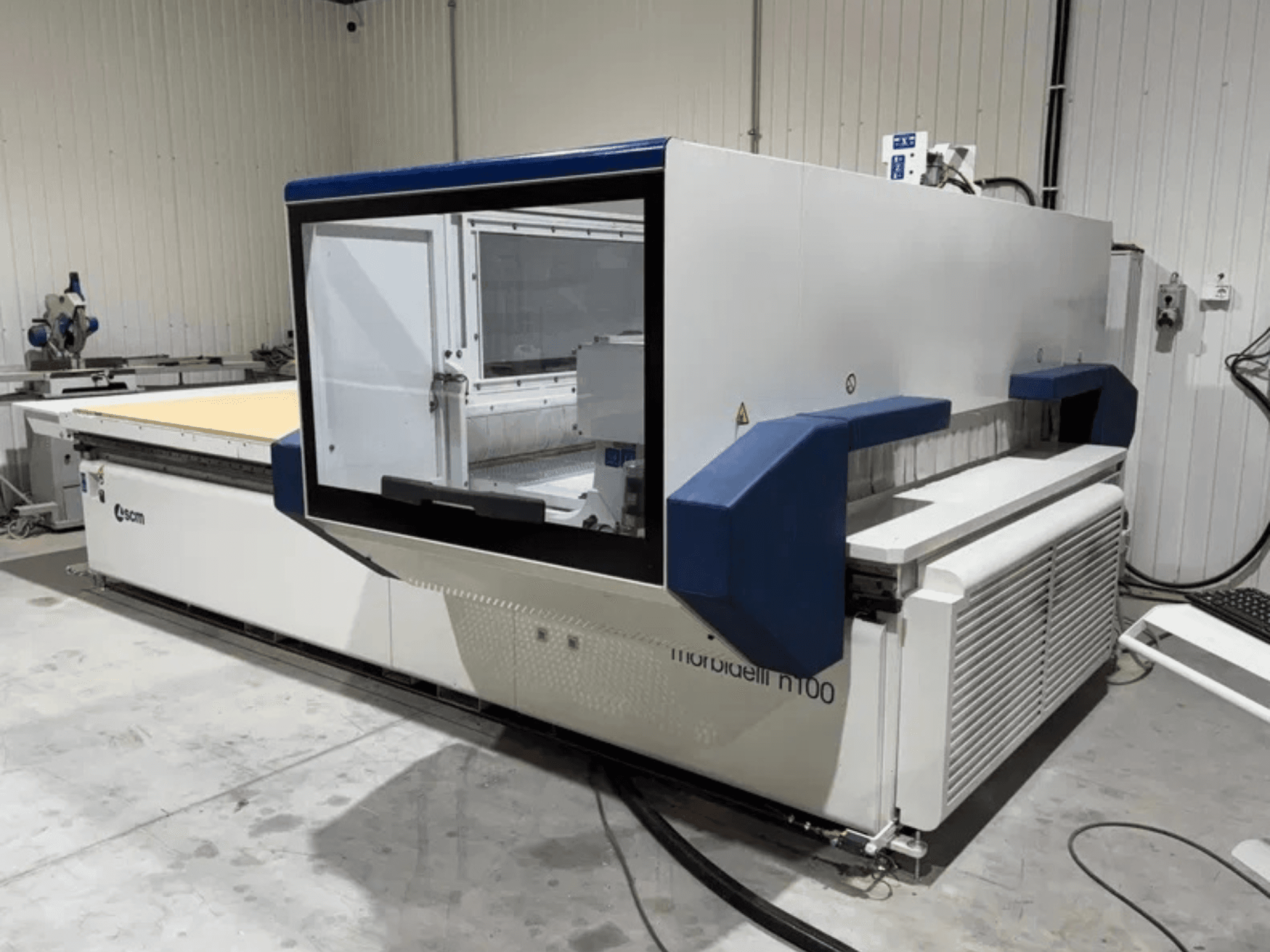 Centro de usinagem CNC SCM Morbidelli N100, vista frontal que mostra a sua ampla área de trabalho e a interface de controlo.