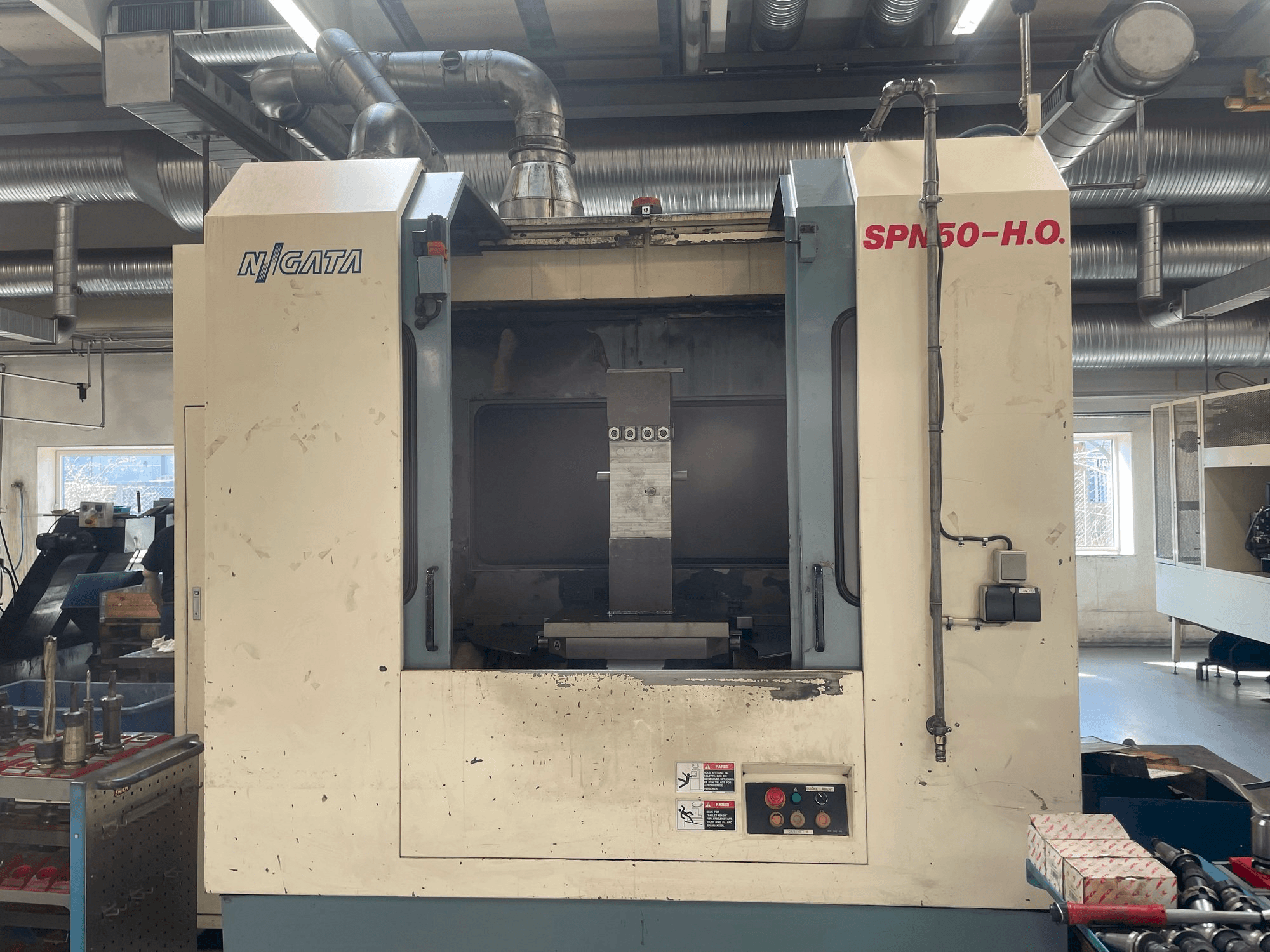 Vista Frontal da Niigata SPN 50-HO máquina