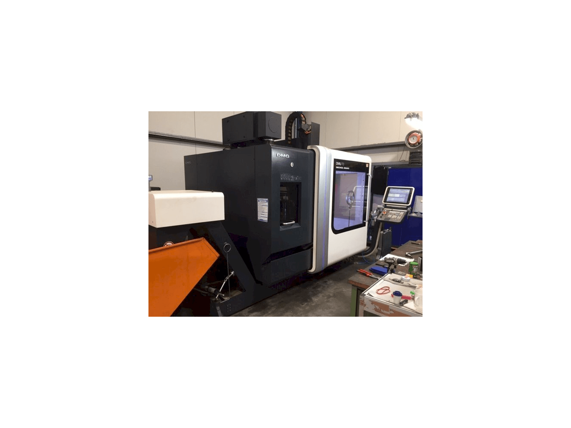 Vista Frontal da DECKEL MAHO DMU 70 máquina