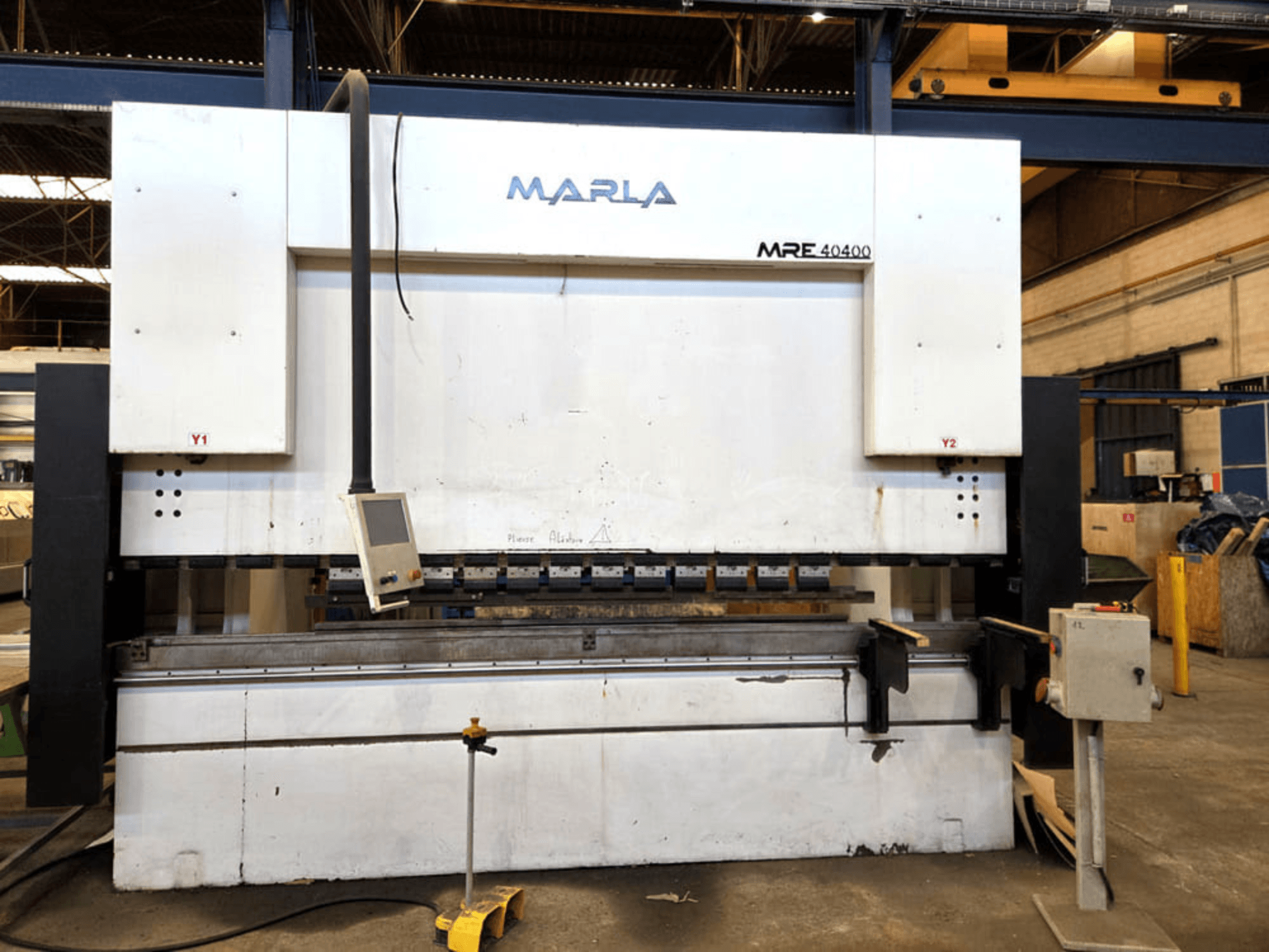 Vista frontal da prensa dobradeira MARLA MRE.40400, com destaque para o painel de controlo, o sistema hidráulico e a área da bancada de trabalho.