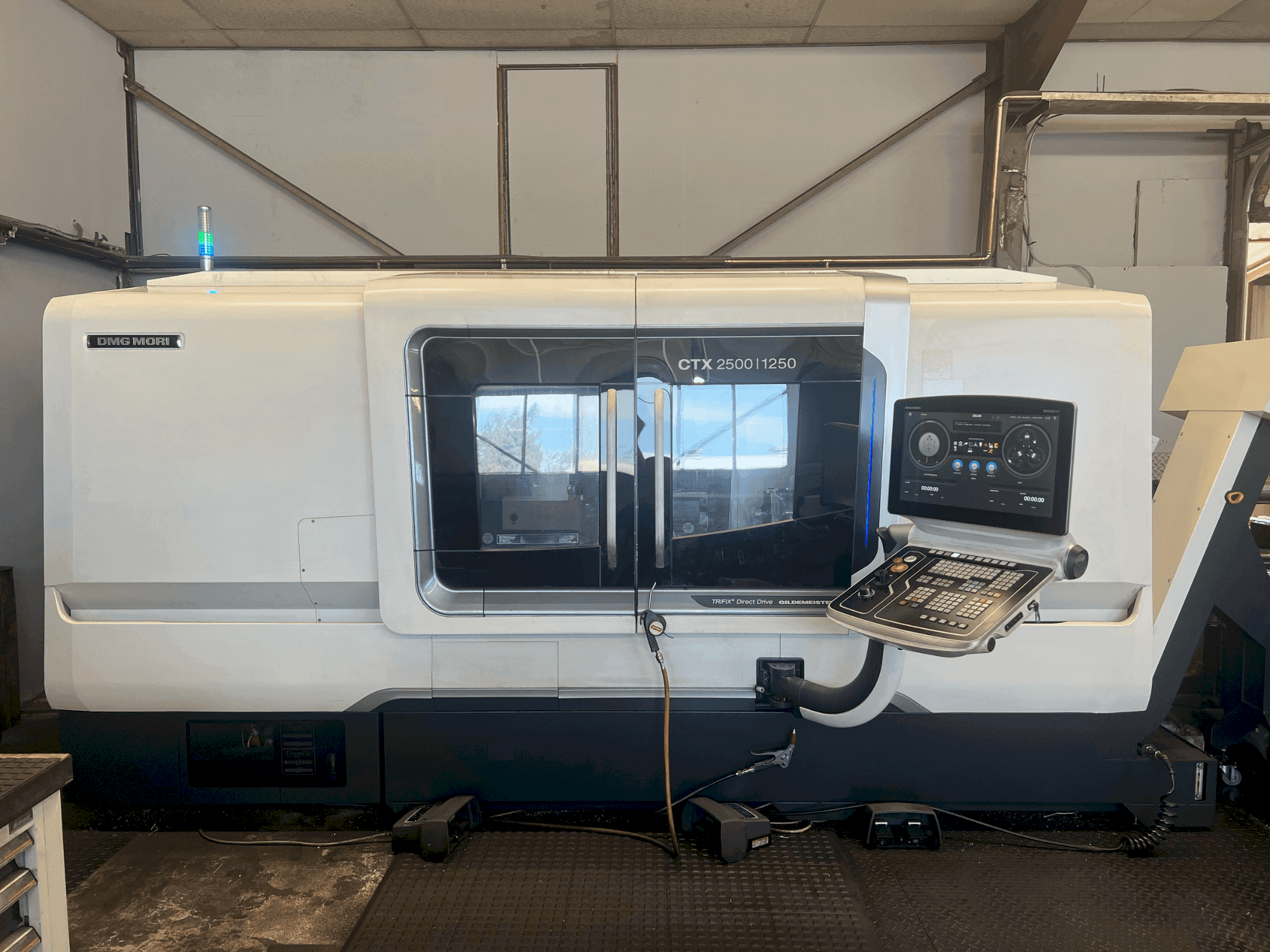 Vista Frontal da DMG MORI CTX 2500/1250 máquina