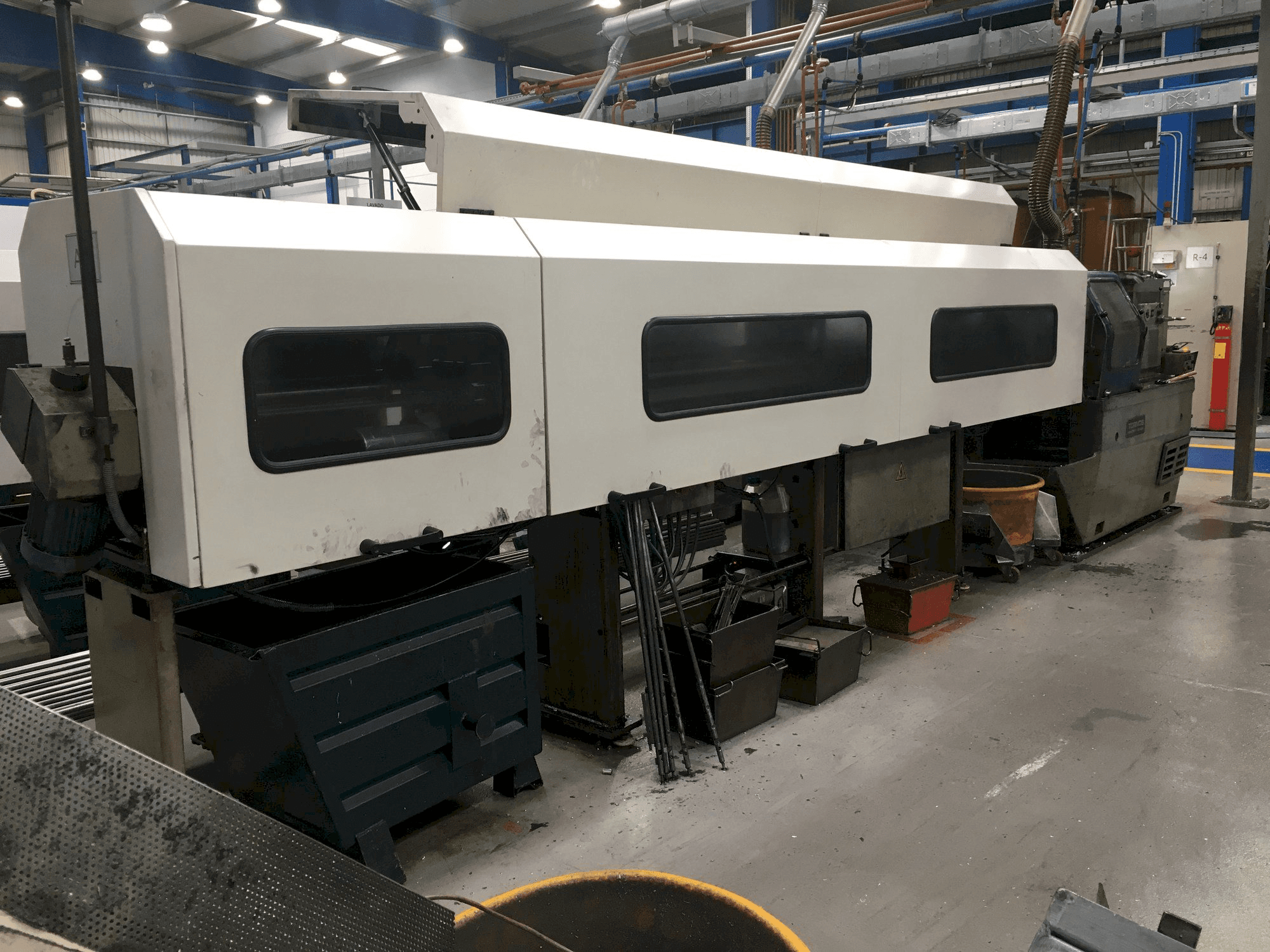 Vista Frontal da Tornos-Moutier Suisse AS 14 máquina