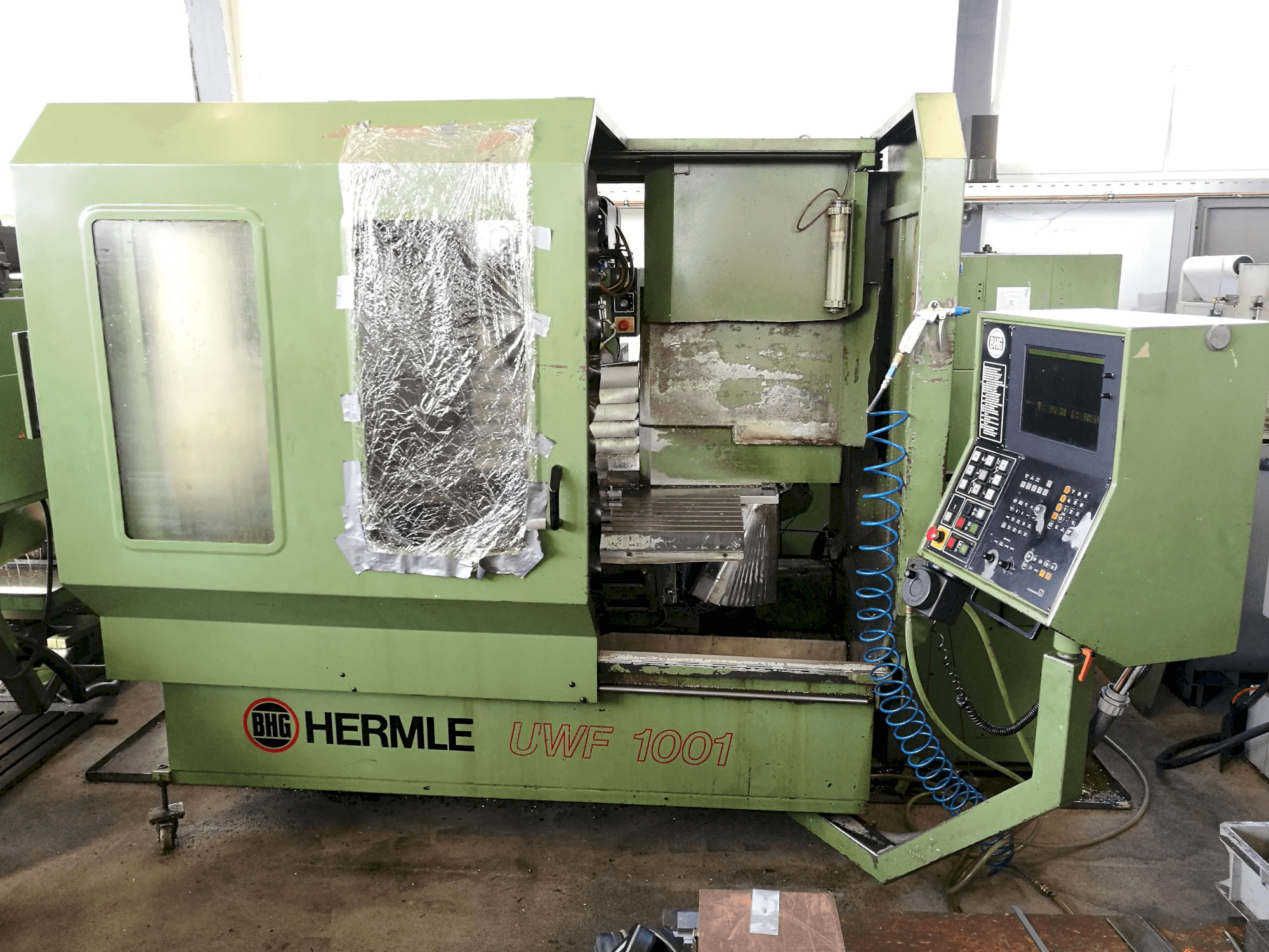 Vista Frontal da HERMLE UWF 1001 máquina