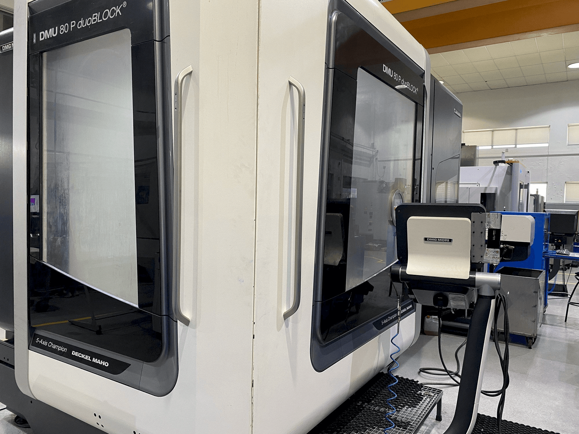 Vista Frontal da DMG MORI DMU 80P Duoblock máquina