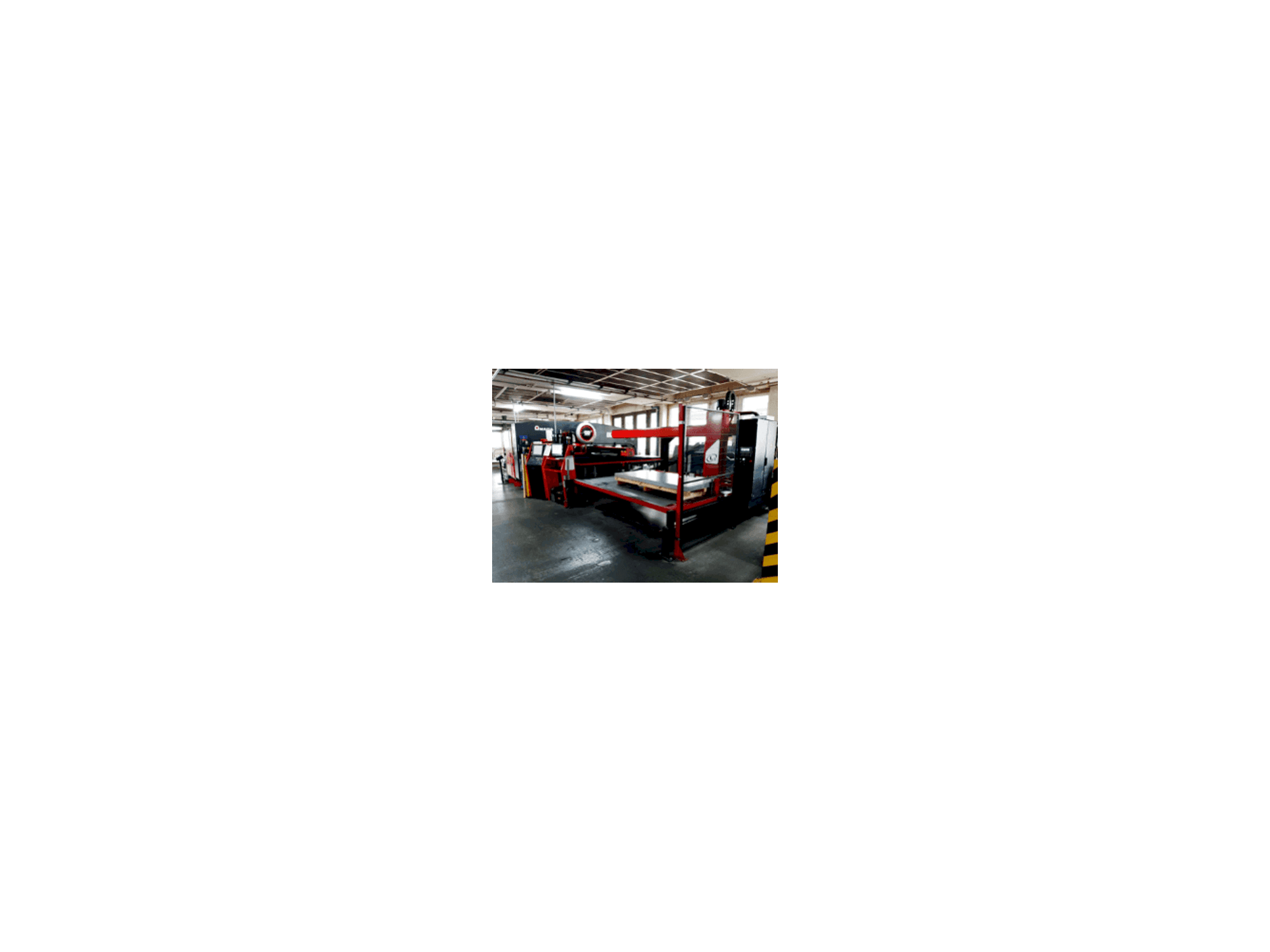 Vista Frontal da AMADA EMK 3610NT máquina