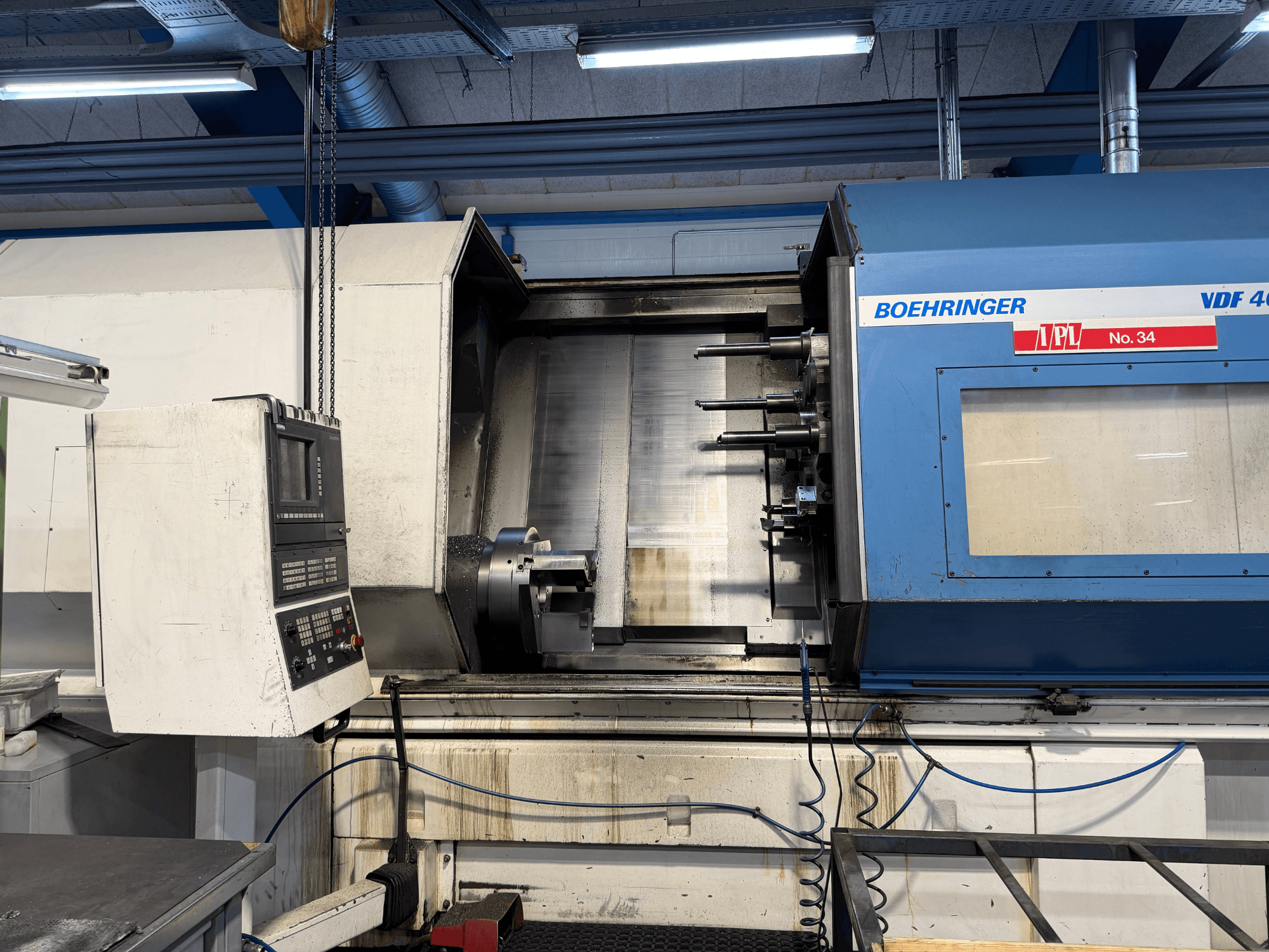 Máquina de torneamento horizontal BOEHRINGER VDF 400 CM, vista frontal mostrando o painel de controlo e a área de trabalho principal.