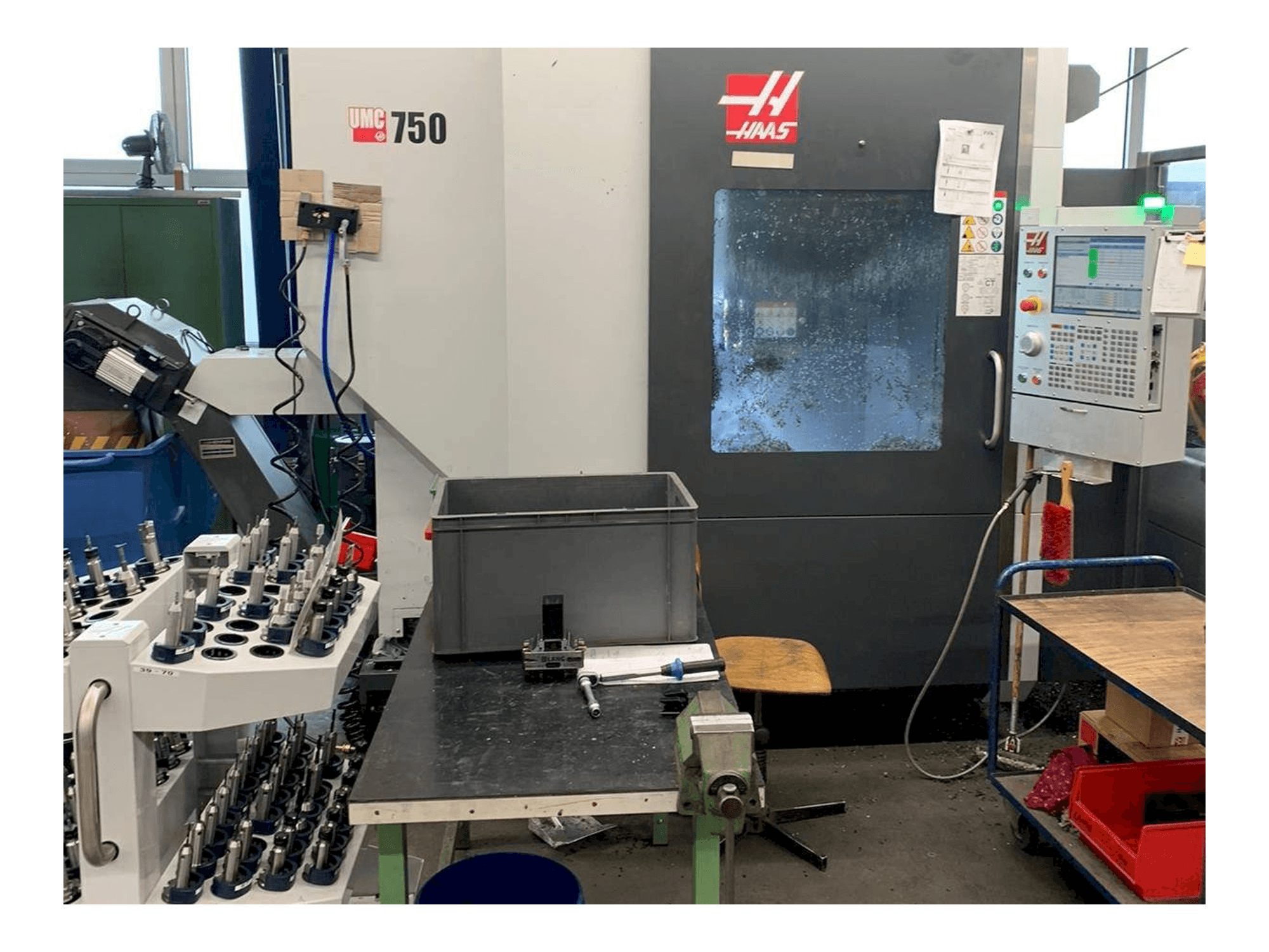 Vista Frontal da HAAS UMC - 750 máquina