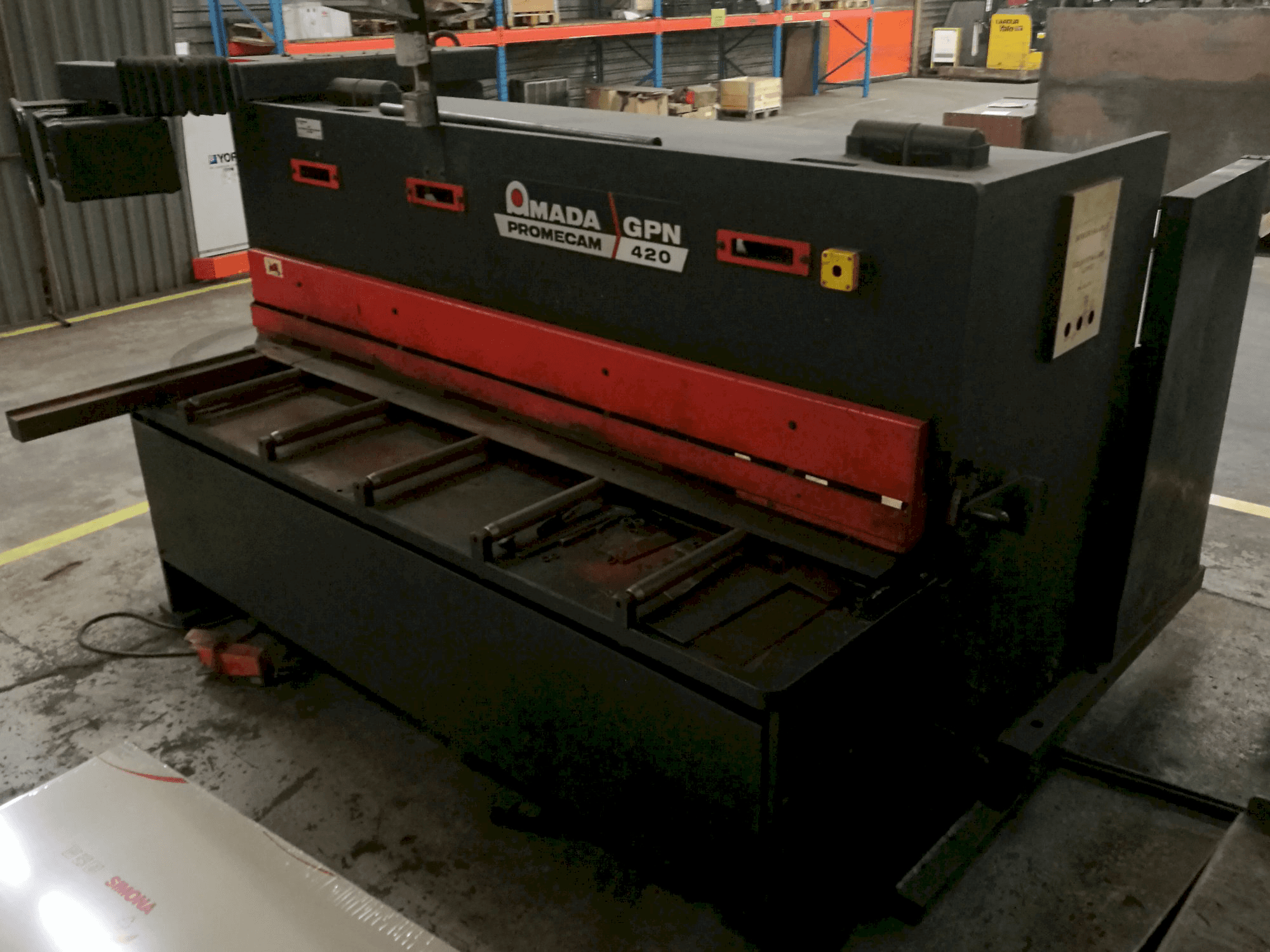 Vista Direita da AMADA PROMECAM GPN 420 máquina
