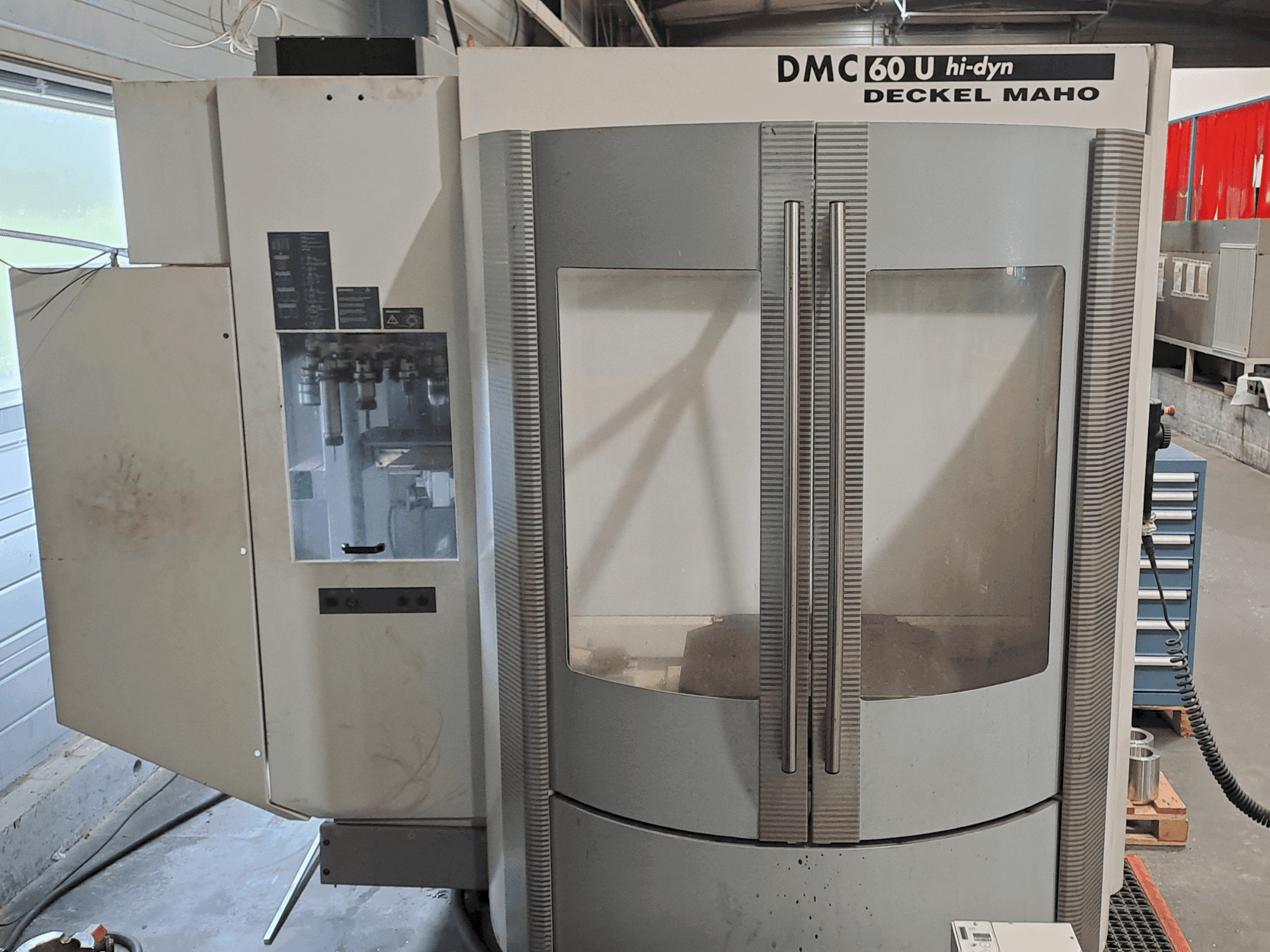 Vista Frontal da DECKEL MAHO DMC 60 Hi Dyn máquina