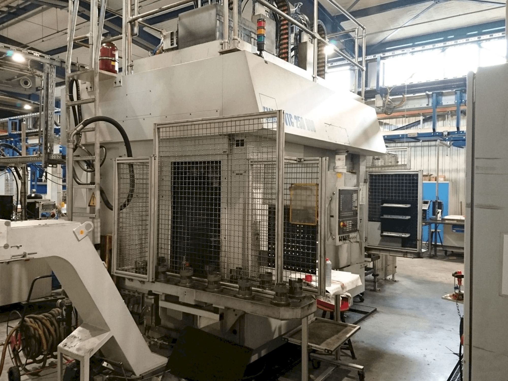 Vista Frontal da EMAG VTC 250 DUO máquina