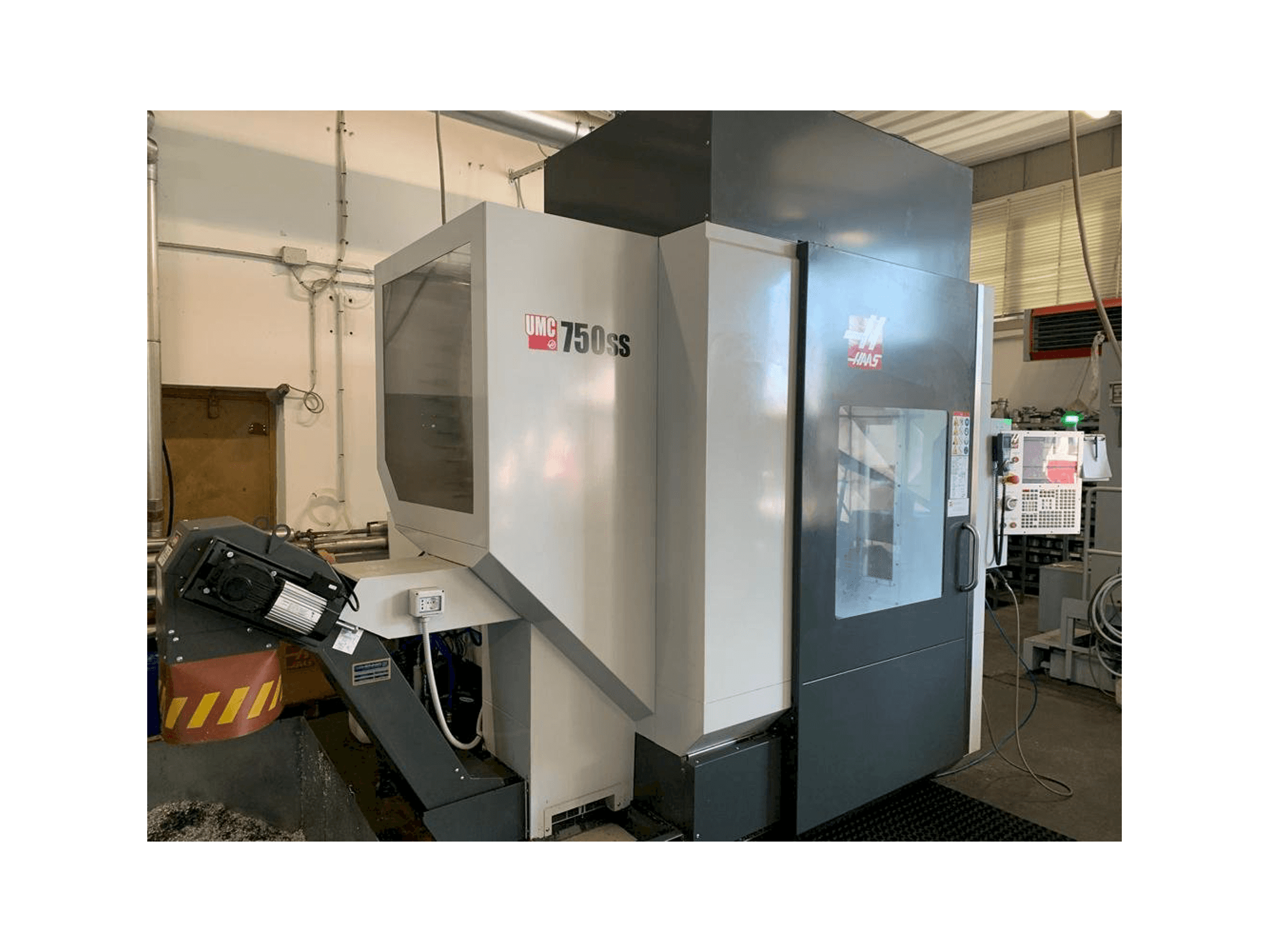 Vista Frontal da HAAS UMC 750SS máquina