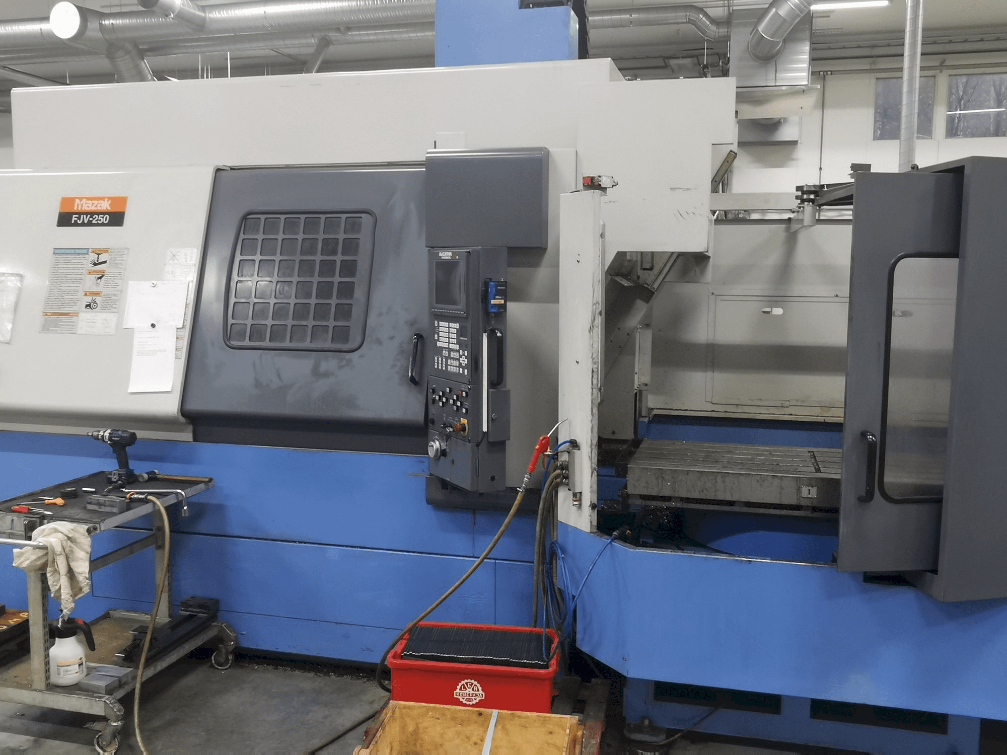 Vista Frontal da Mazak FJV250 máquina