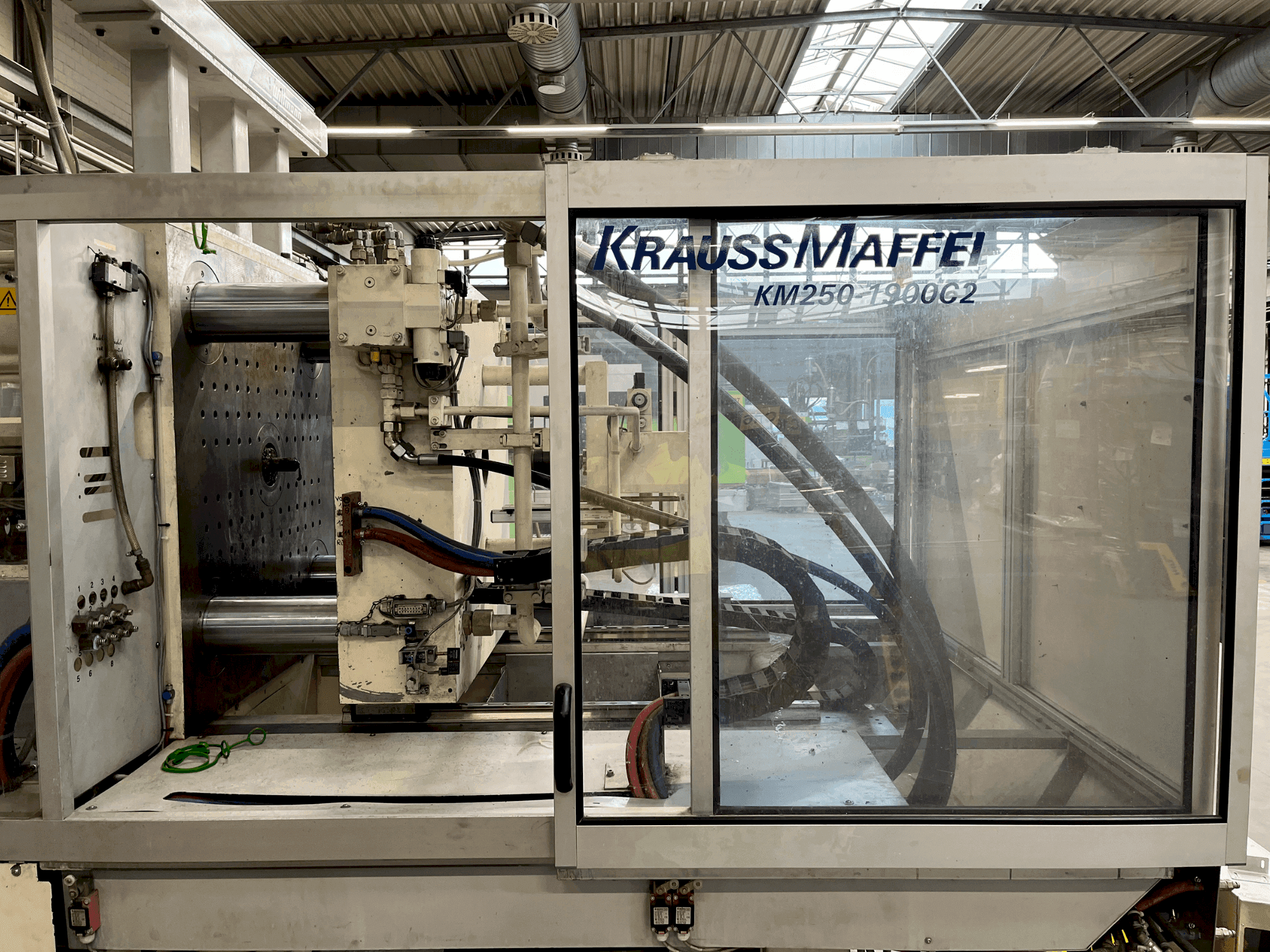 Vista Frontal da Krauss Maffei 250-1900 C2 máquina