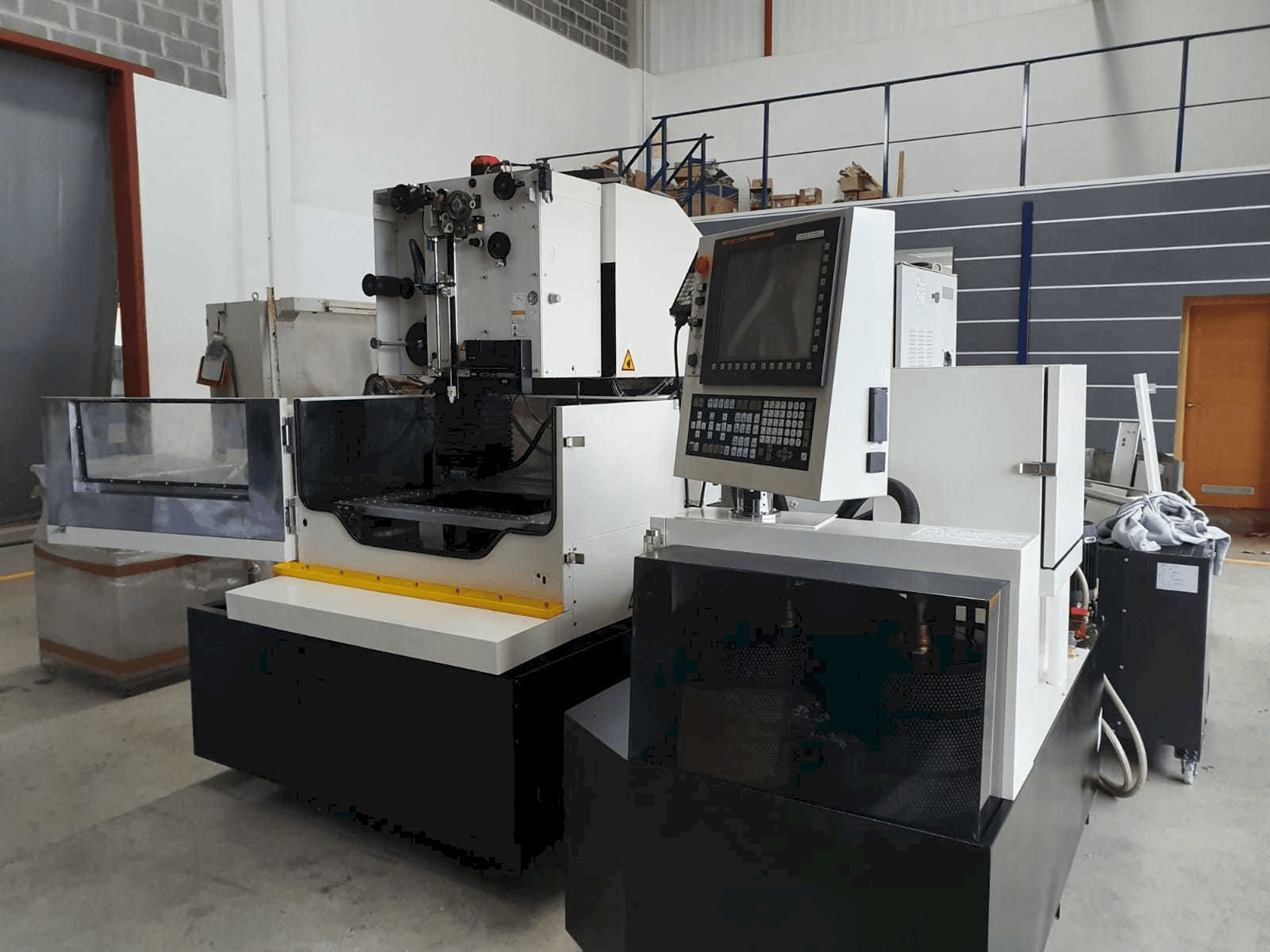 Vista Frontal da FANUC Robocut α-1iE máquina