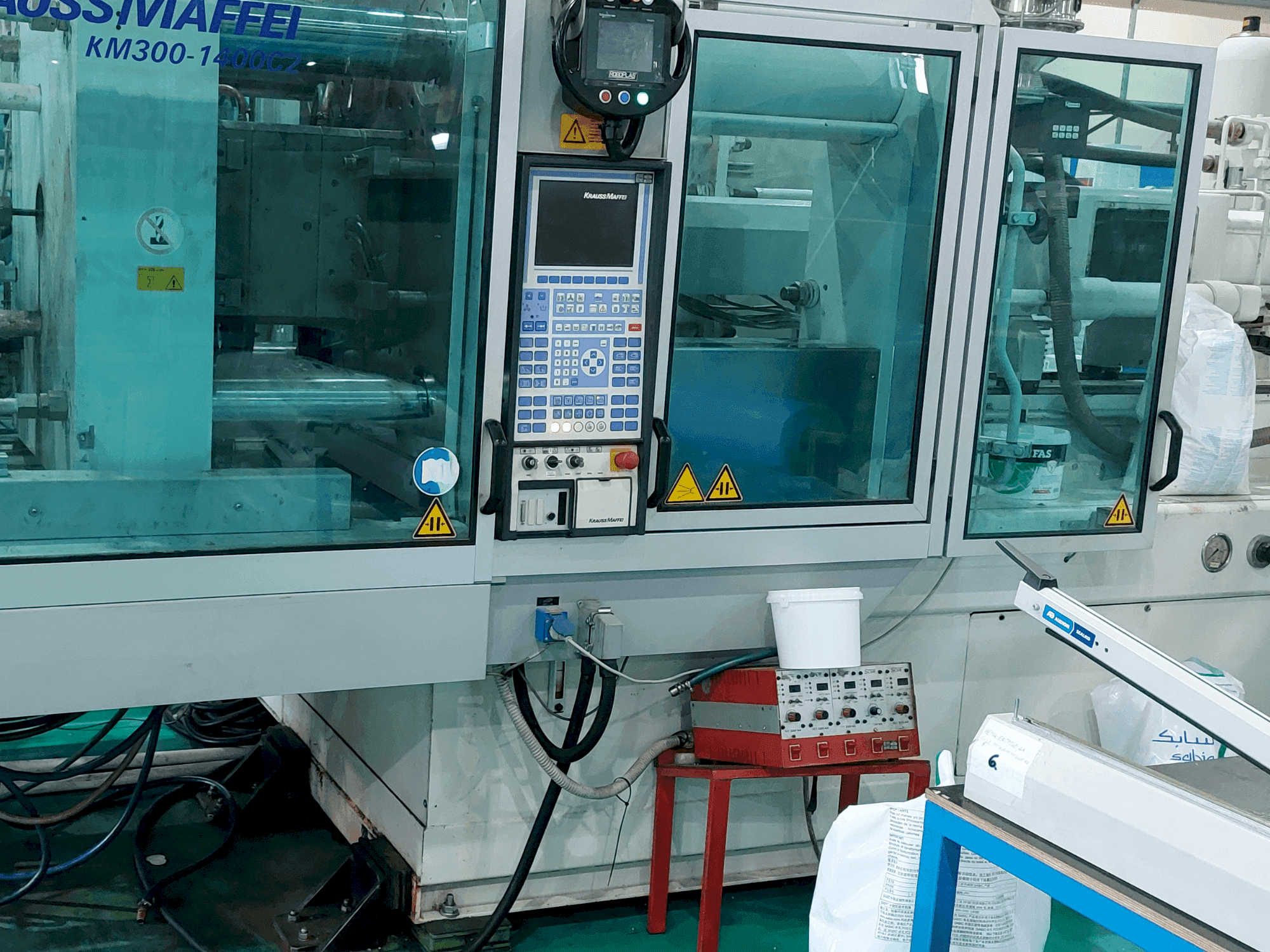 Vista Frontal da Krauss Maffei 300 – 1400 C2 máquina