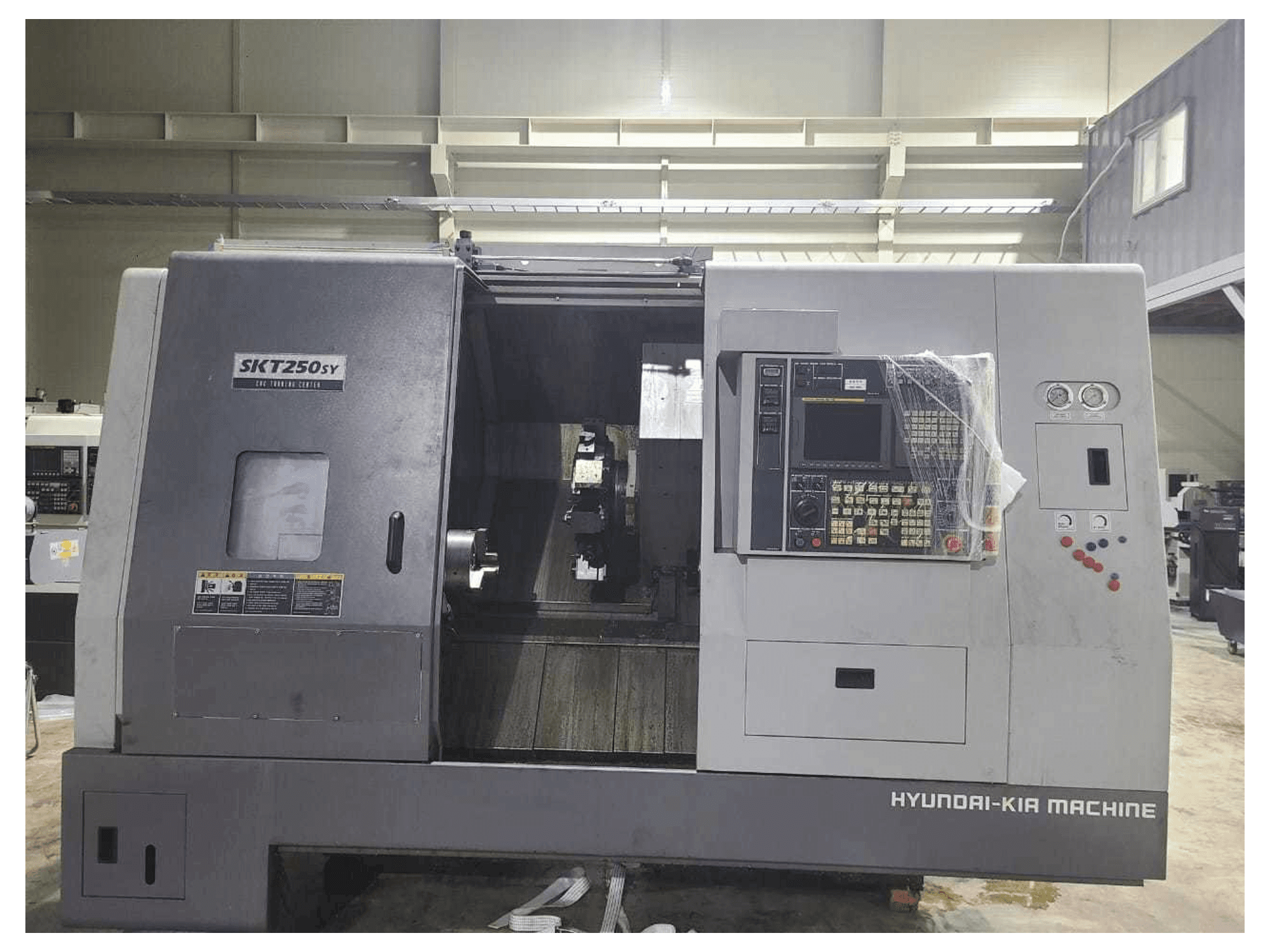 Vista Frontal da Hyundai Kia SKT250SY máquina