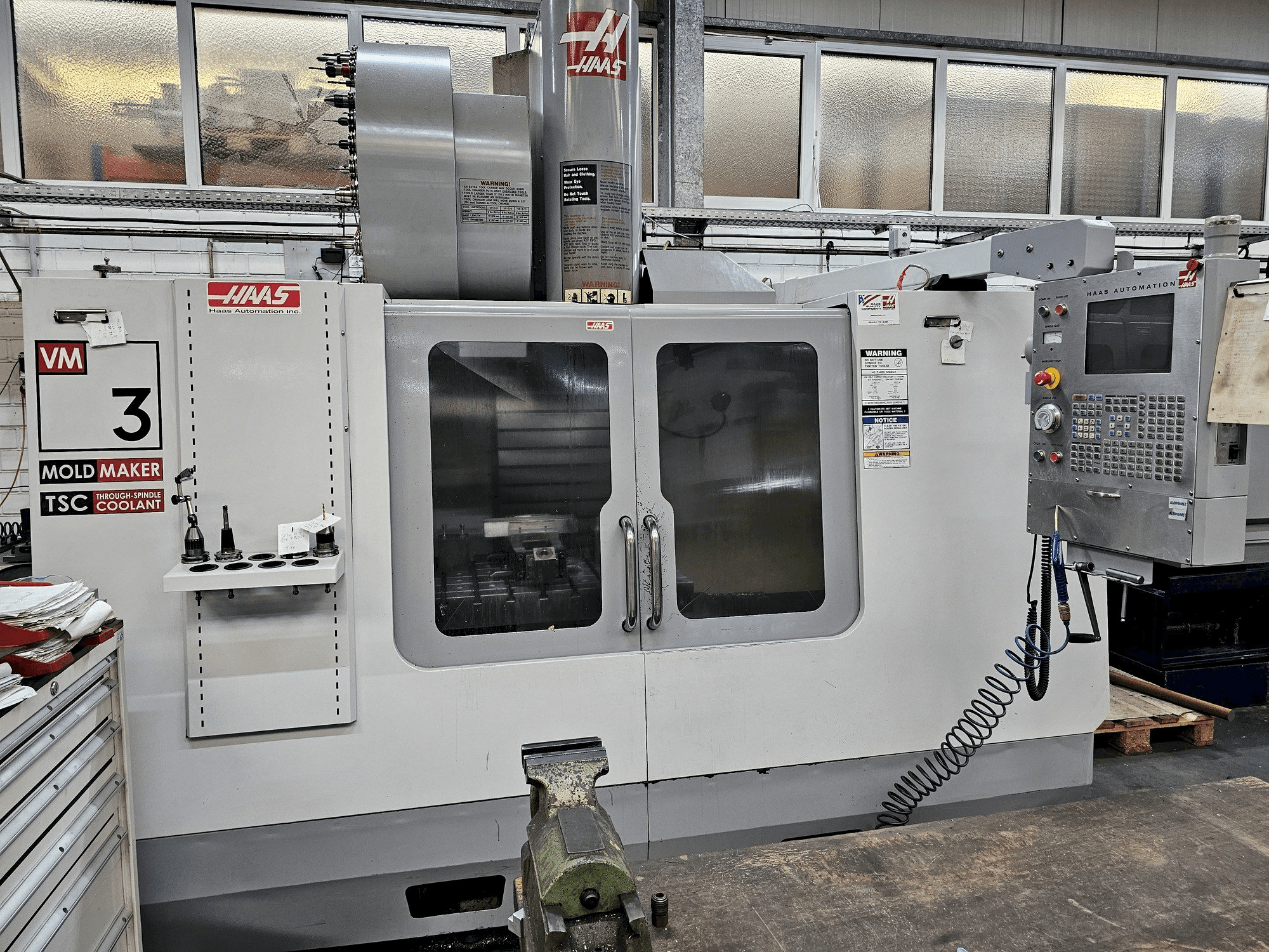Vista Frontal da HAAS VM 3 máquina