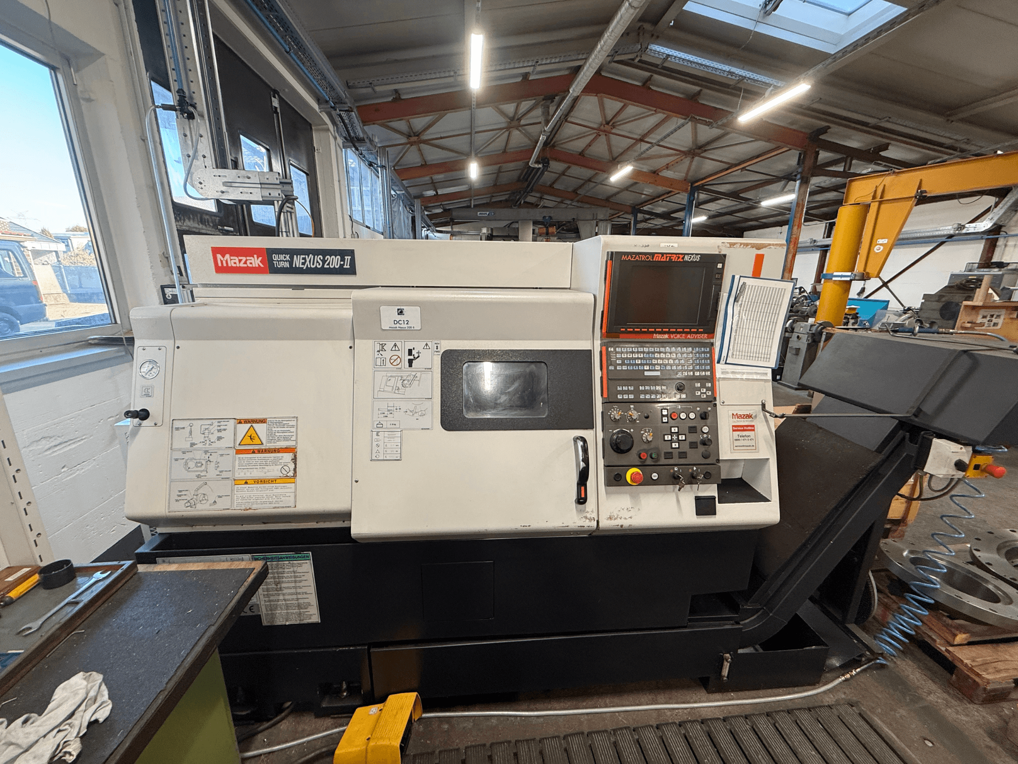 Torno horizontal Mazak QUICK TURN NEXUS 200-II, vista frontal, mostrando o painel de controlo e as funcionalidades operacionais.