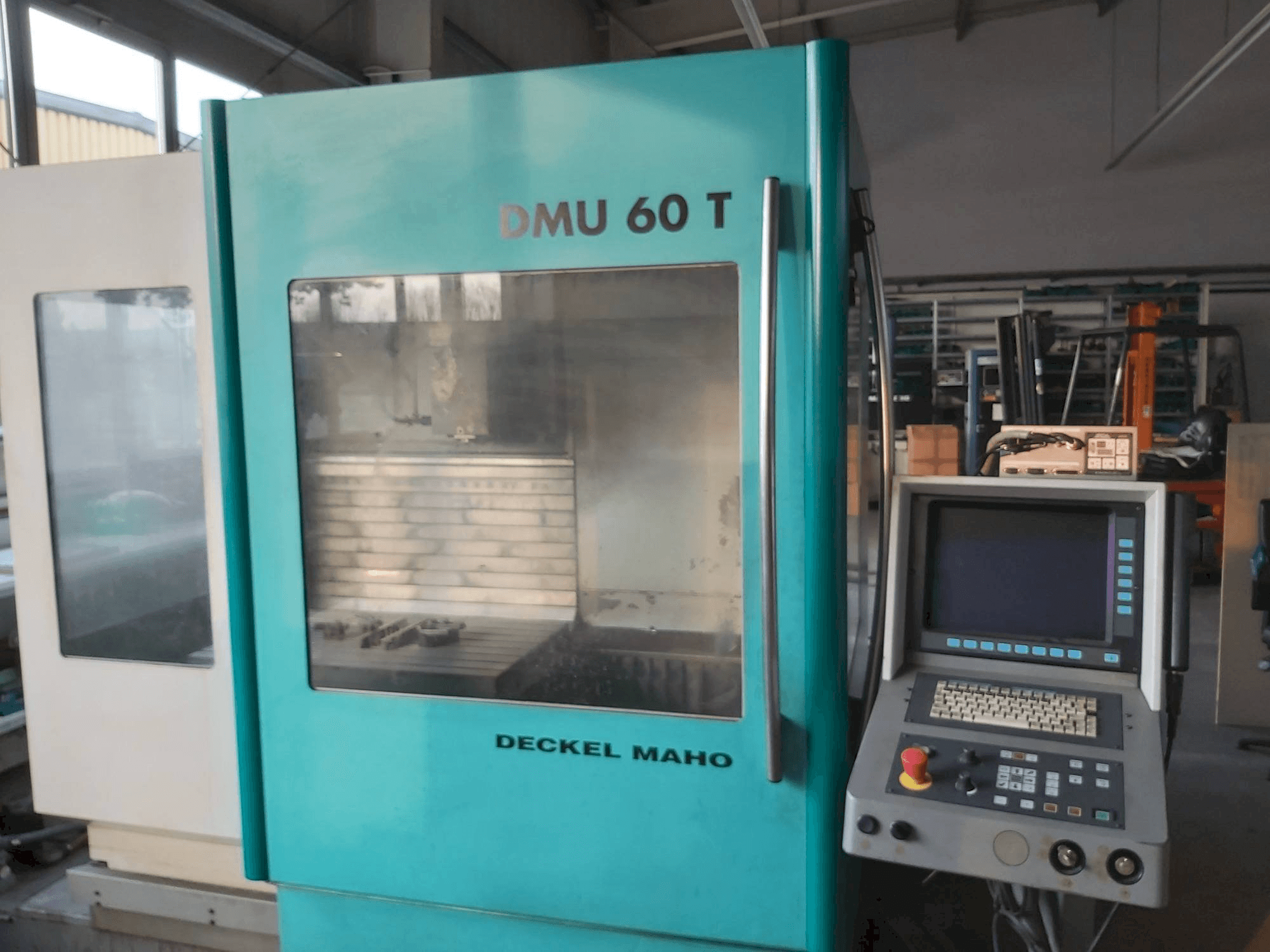 Vista Frontal da DECKEL MAHO DMU 60 T máquina