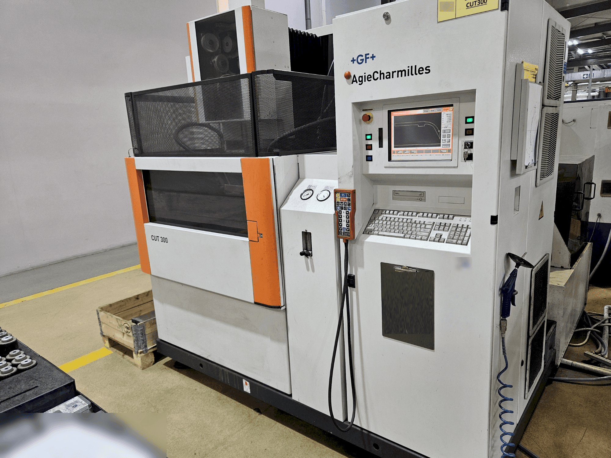 Vista Frontal da AgieCharmilles CUT 300 máquina