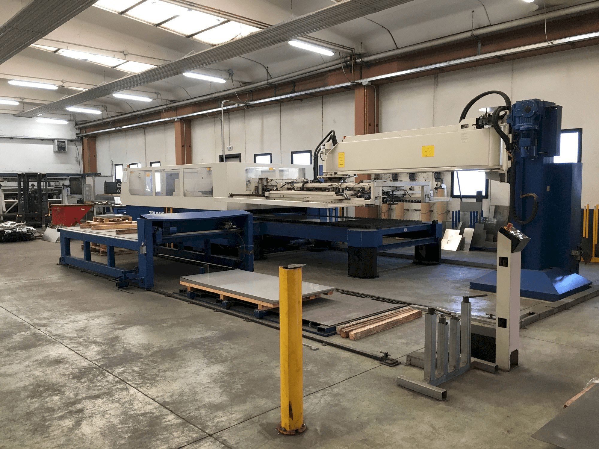 Vista Frontal da Trumpf Trumatic L 3030 máquina